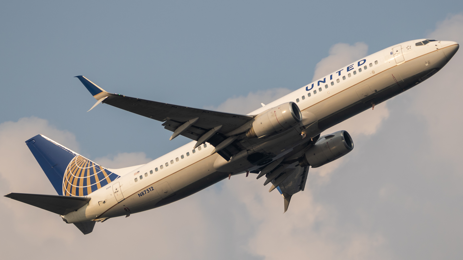 Full size: United Airlines Boeing 737-800 N87512 at Ronald Reagan National Airport