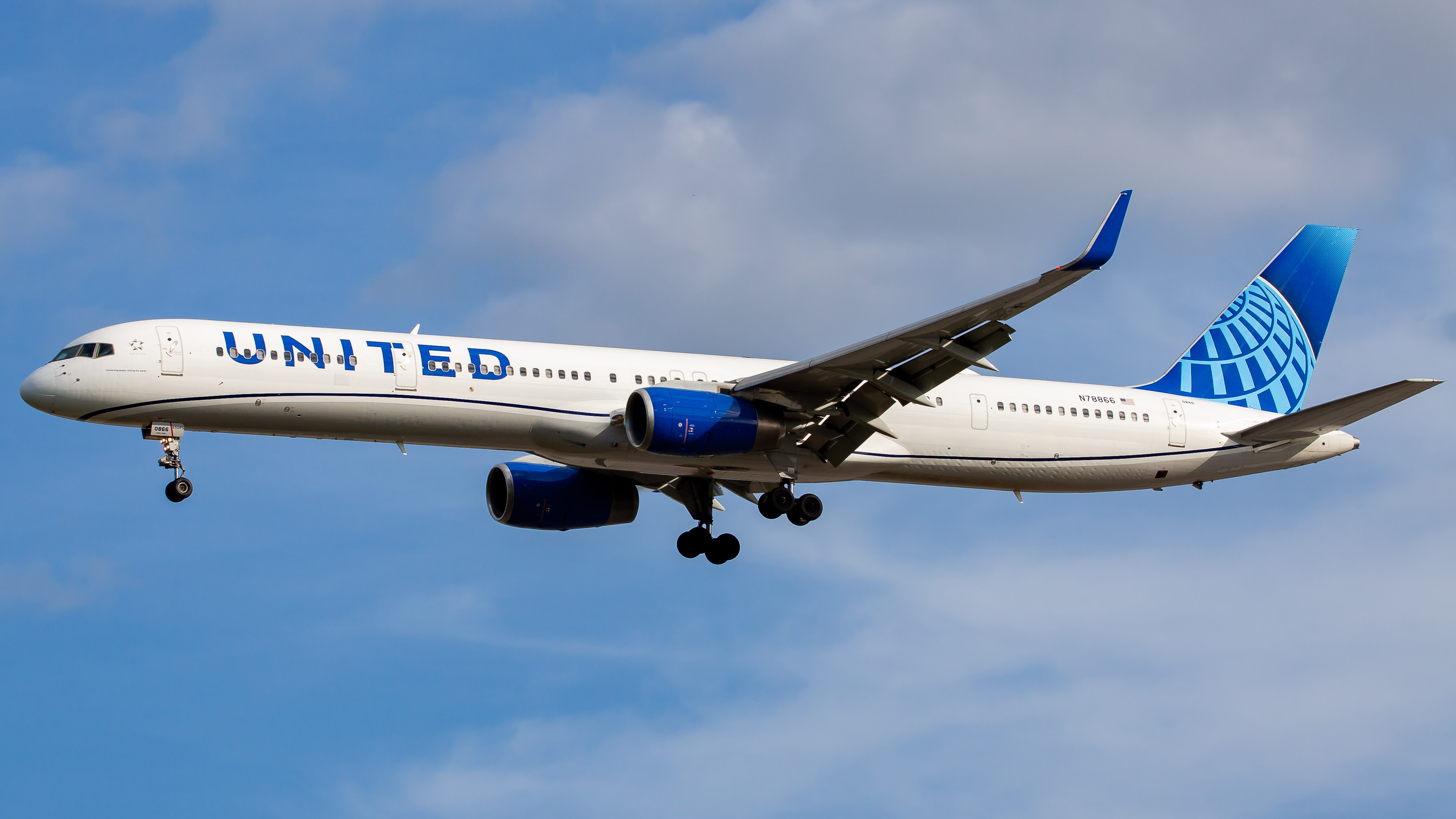 Full size: United Airlines Boeing 757-300 N78866 at Orlando International Airport