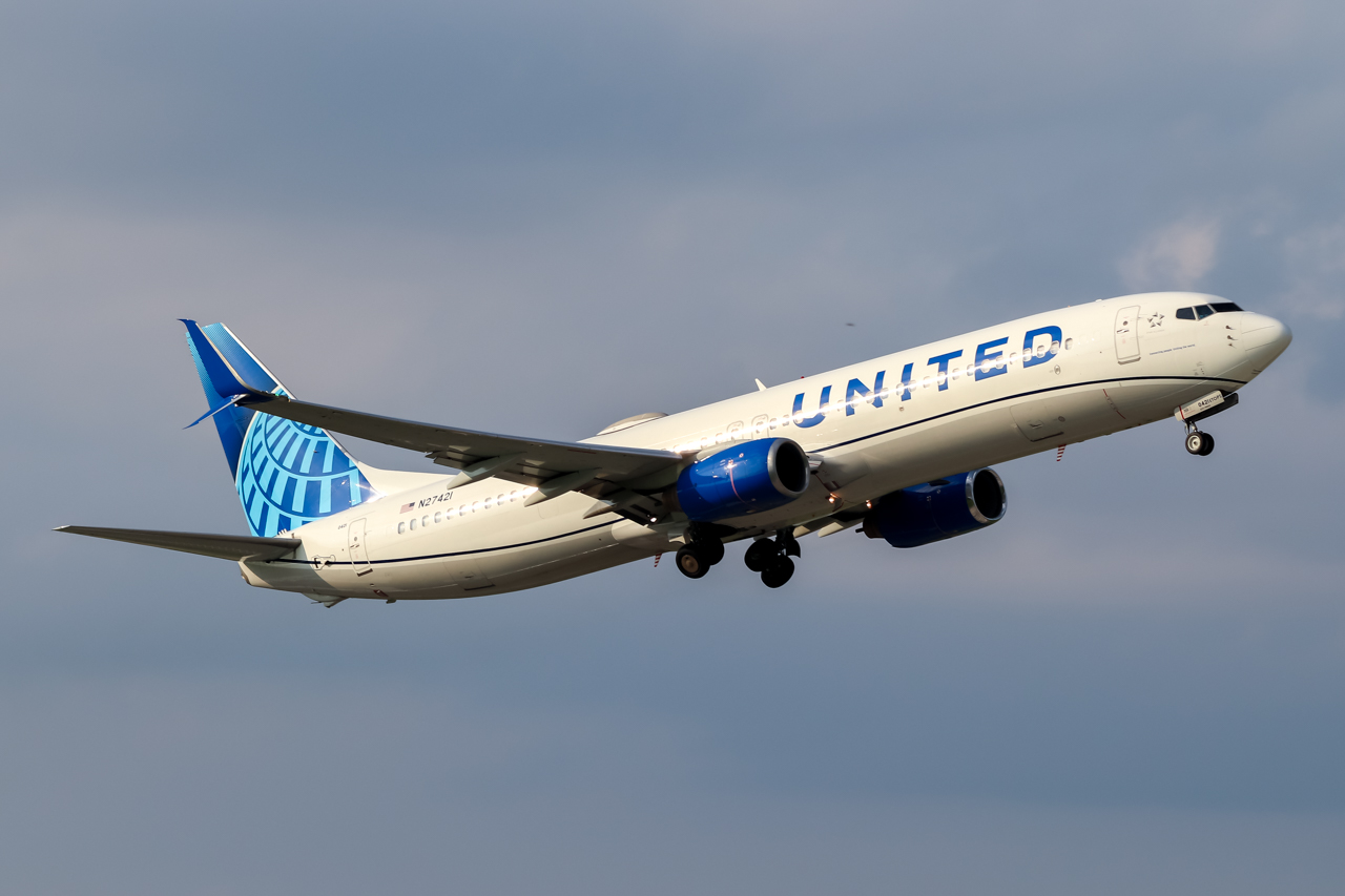 Full size: United Airlines Boeing 737-900ER N27421 at Baltimore/Washington International Thurgood Marshall Airport