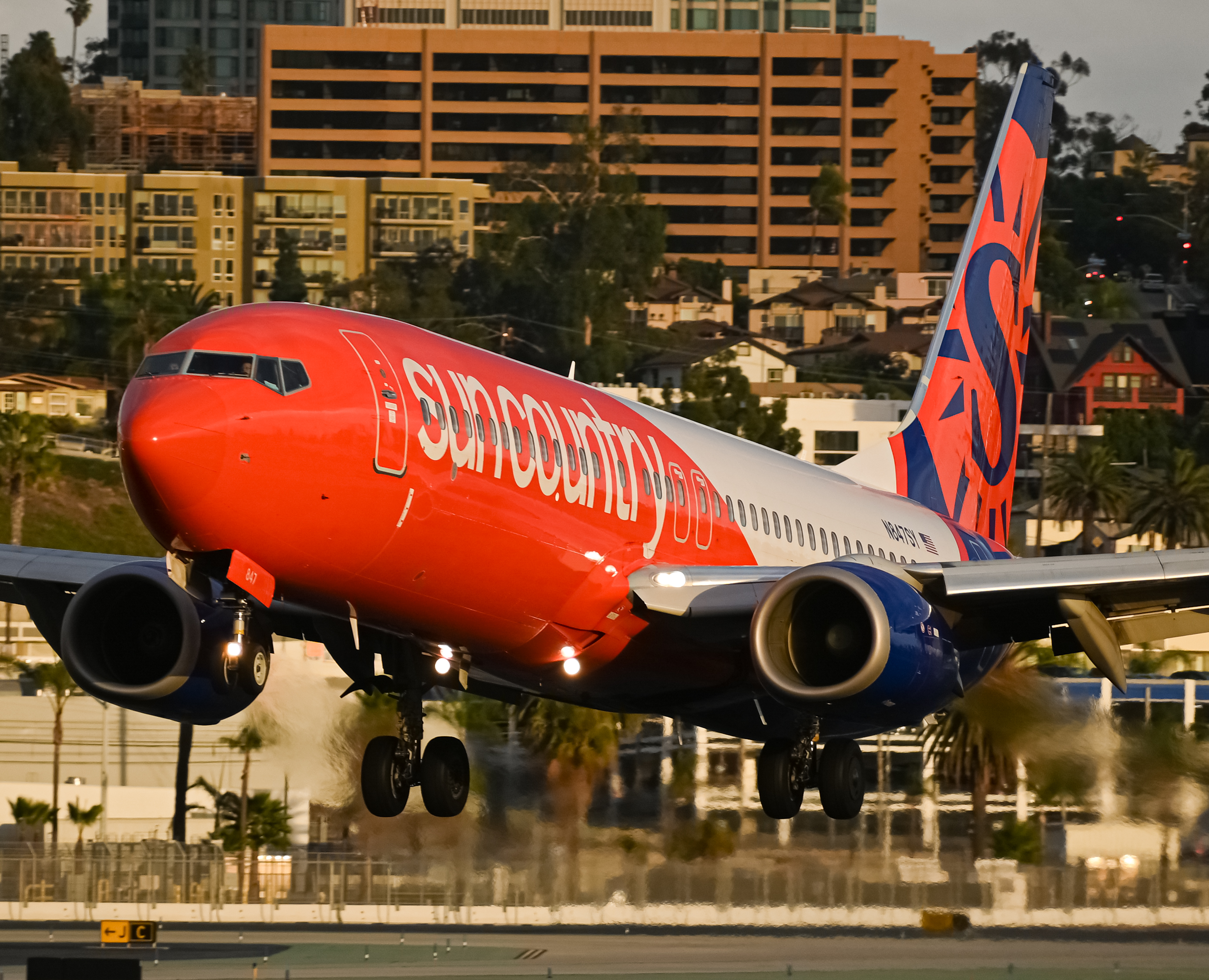 Full size: Sun Country Airlines Boeing 737-800 N847SY at San Diego International Airport