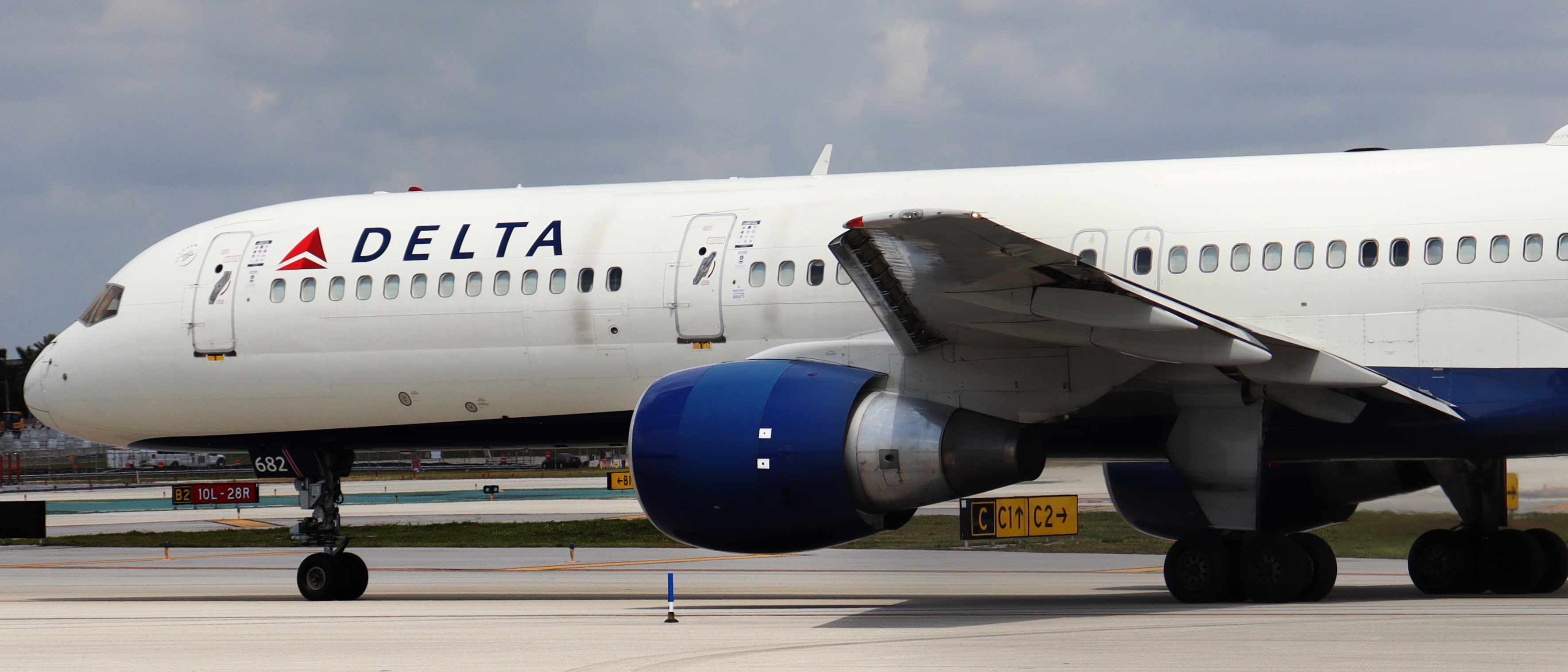 Full size: Delta Airlines Boeing 757-200 N682DA at Fort Lauderdale/Hollywood International Airport