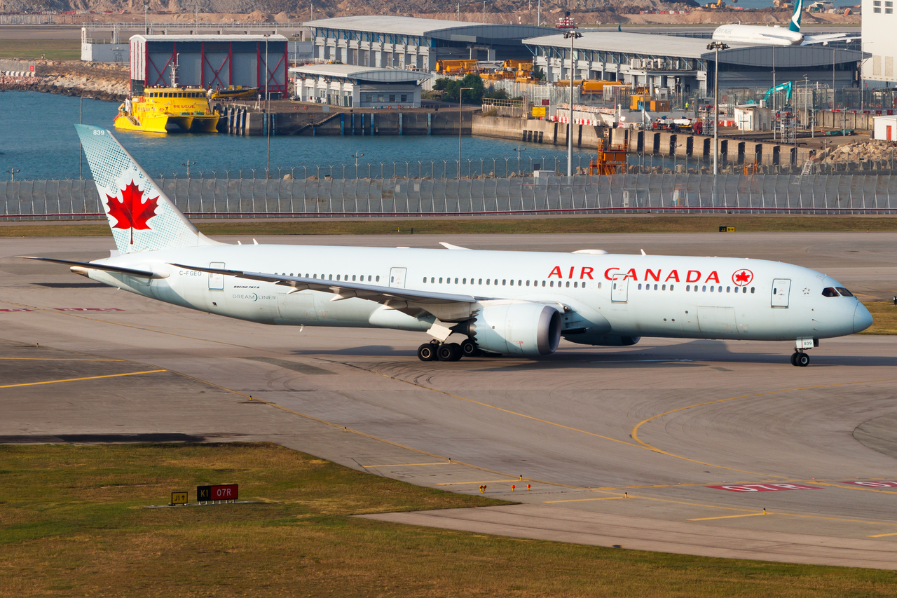 Full size: Air Canada Boeing 787-9 C-FGEO at Hong Kong International Airport