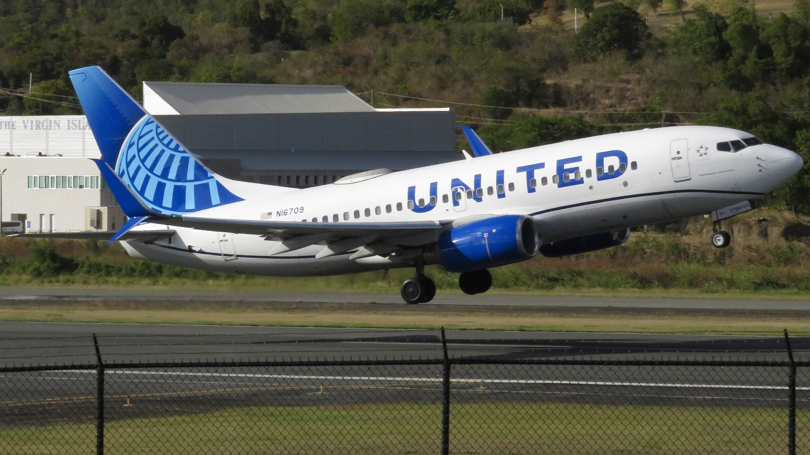 Full size: United Airlines Boeing 737-700 N16709 at St. Thomas Cyril E. King Airport