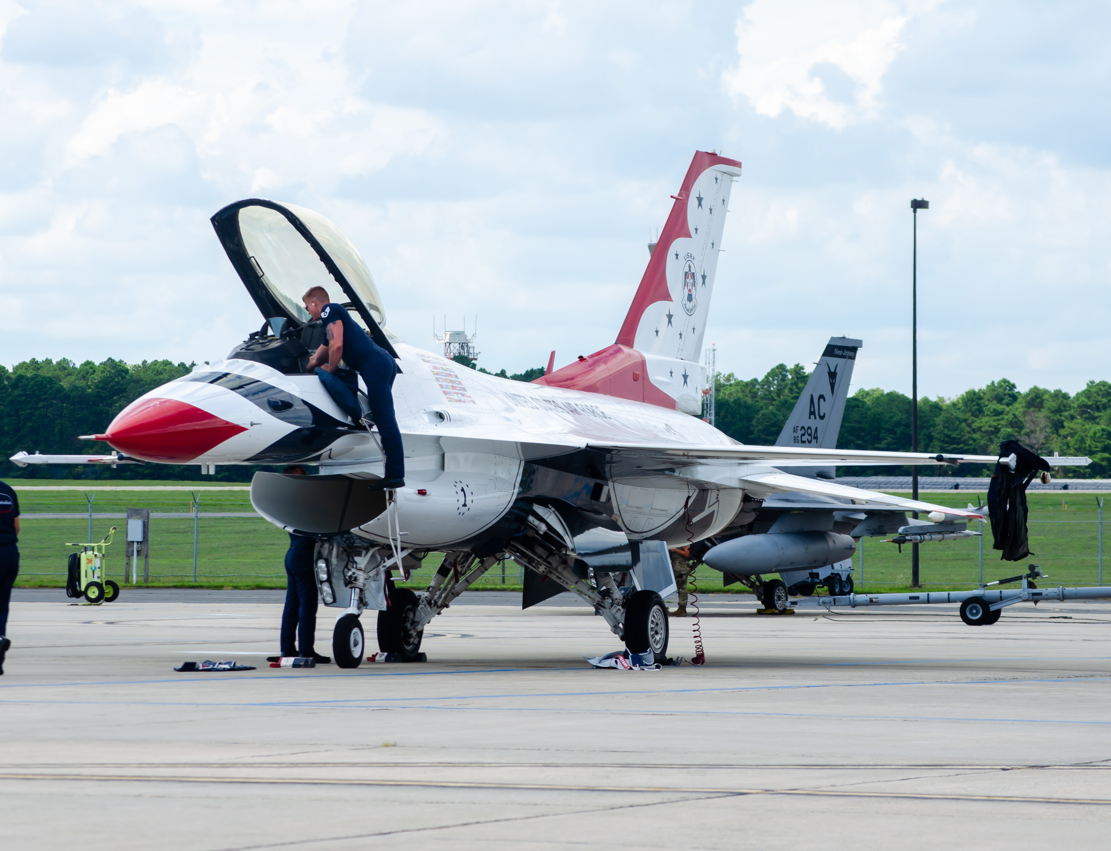 Full size: USAF - United States Air Force General Dynamics F-16 Fighting Falcon 910413 at Atlantic City International Airport