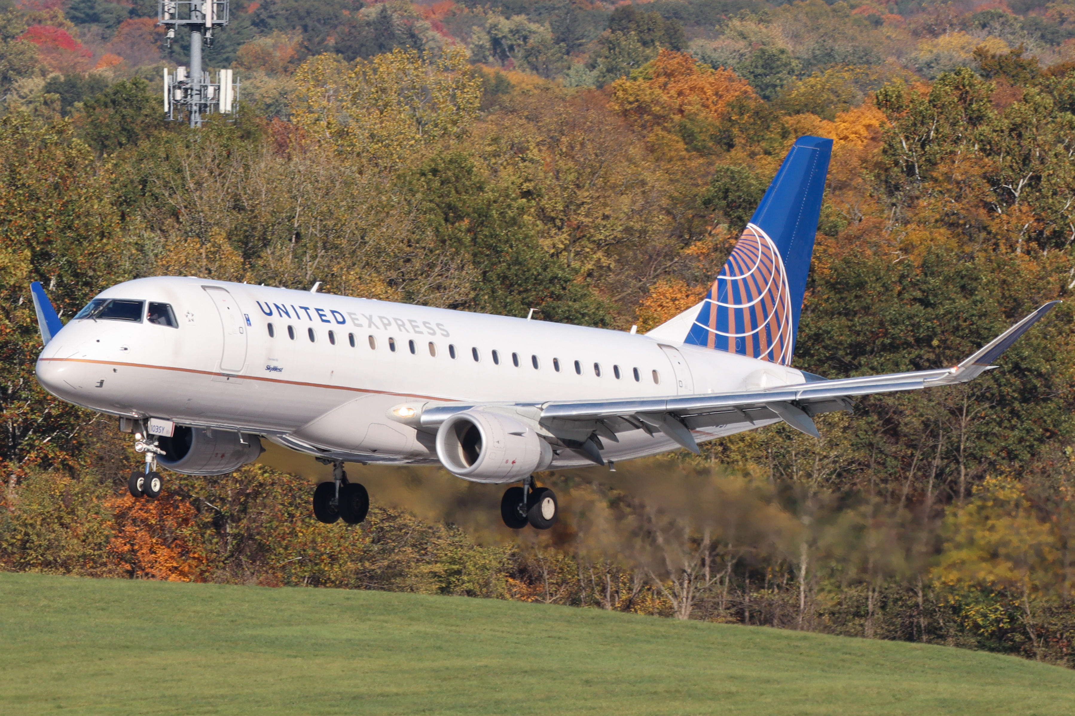 Full size: United Express Embraer E175LR N103SY at John Glenn Columbus International Airport