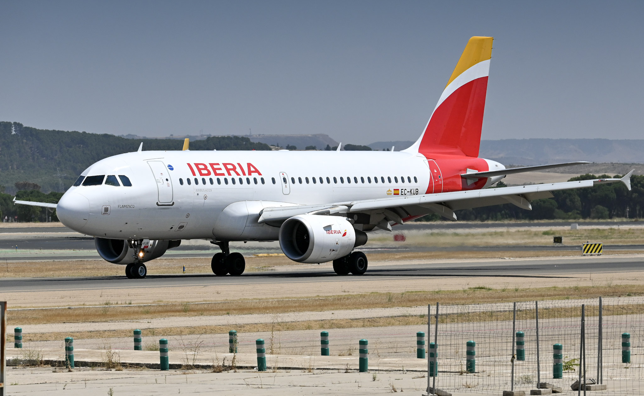 Full size: Iberia Airbus A319 EC-KUB at Madrid Barajas Airport