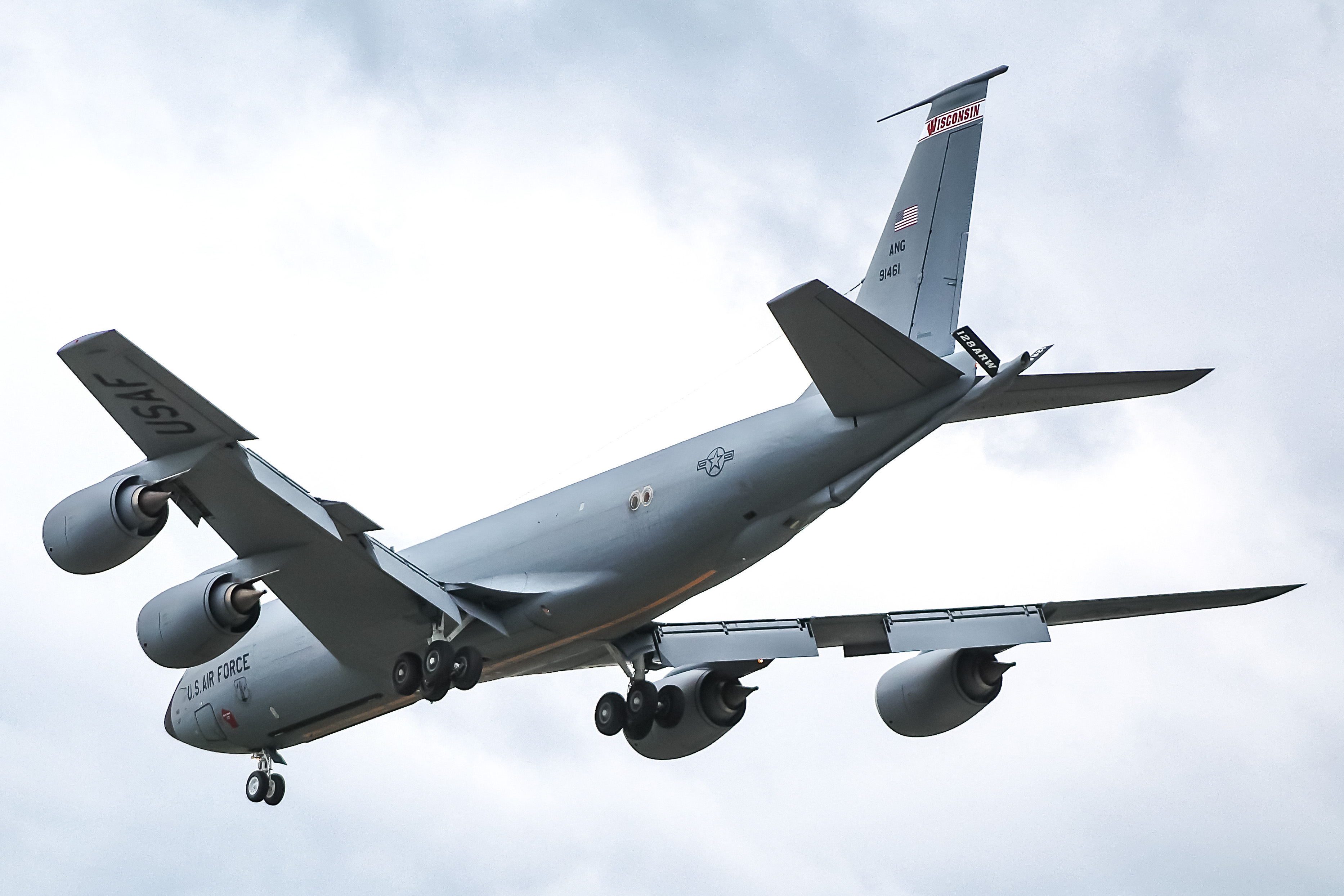 Full size: USAF - United States Air Force Boeing KC-135 Stratotanker 59-1461 at General Mitchell International Airport