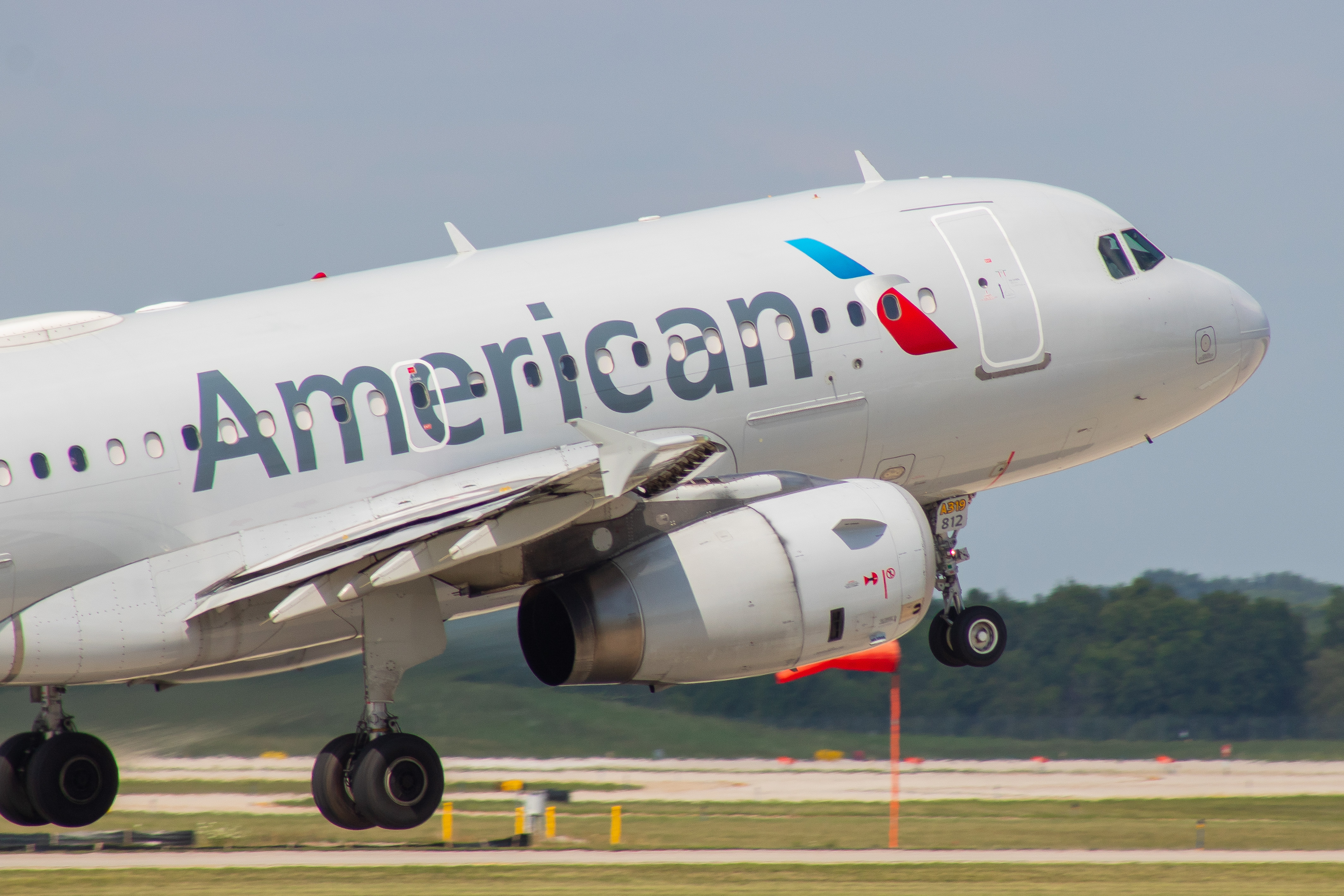 Full size: American Airlines Airbus A319 N812AW at Gerald R Ford International Airport