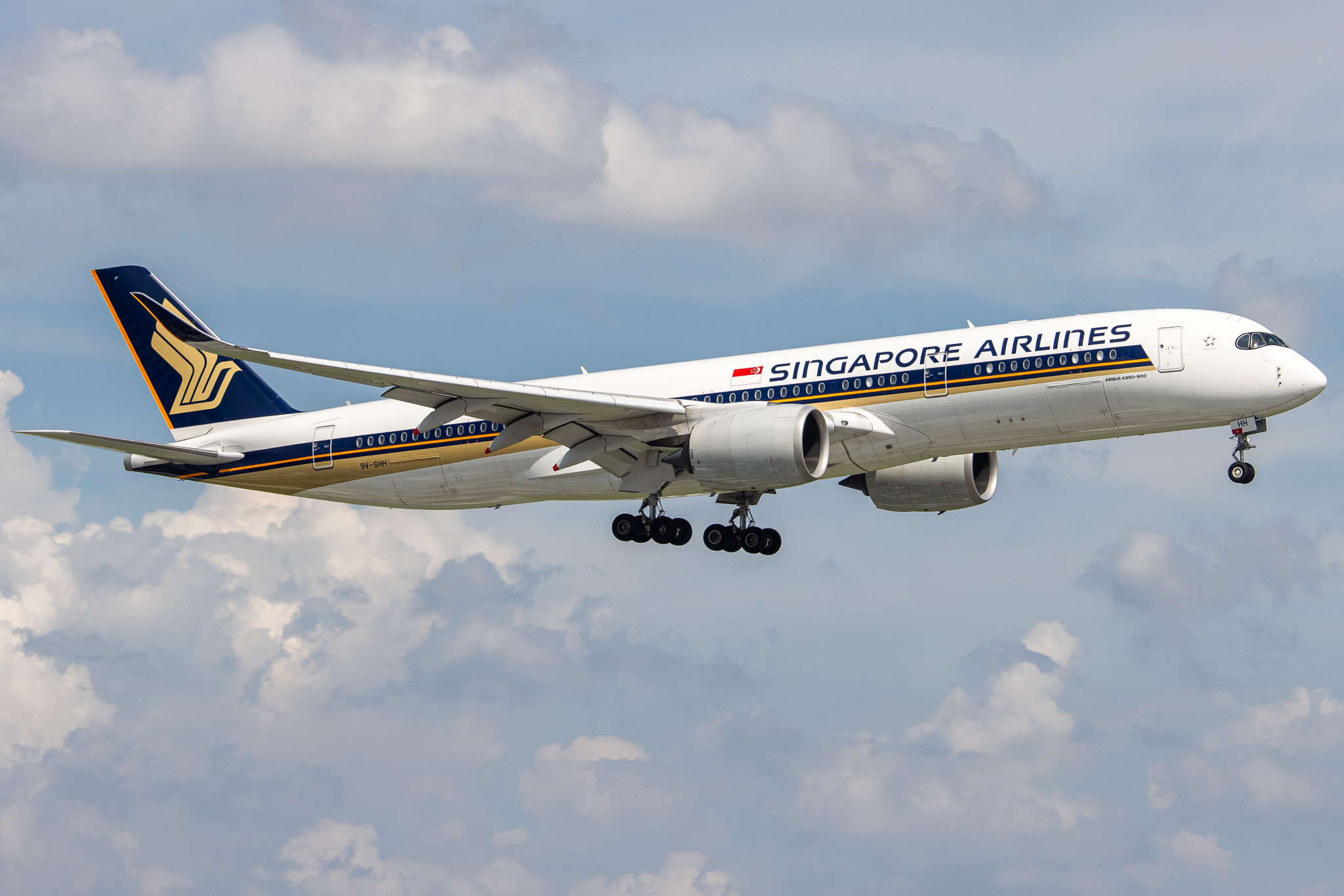 Full size: Singapore Airlines Airbus A350-900 9V-SHH at Tan Son Nhat International Airport