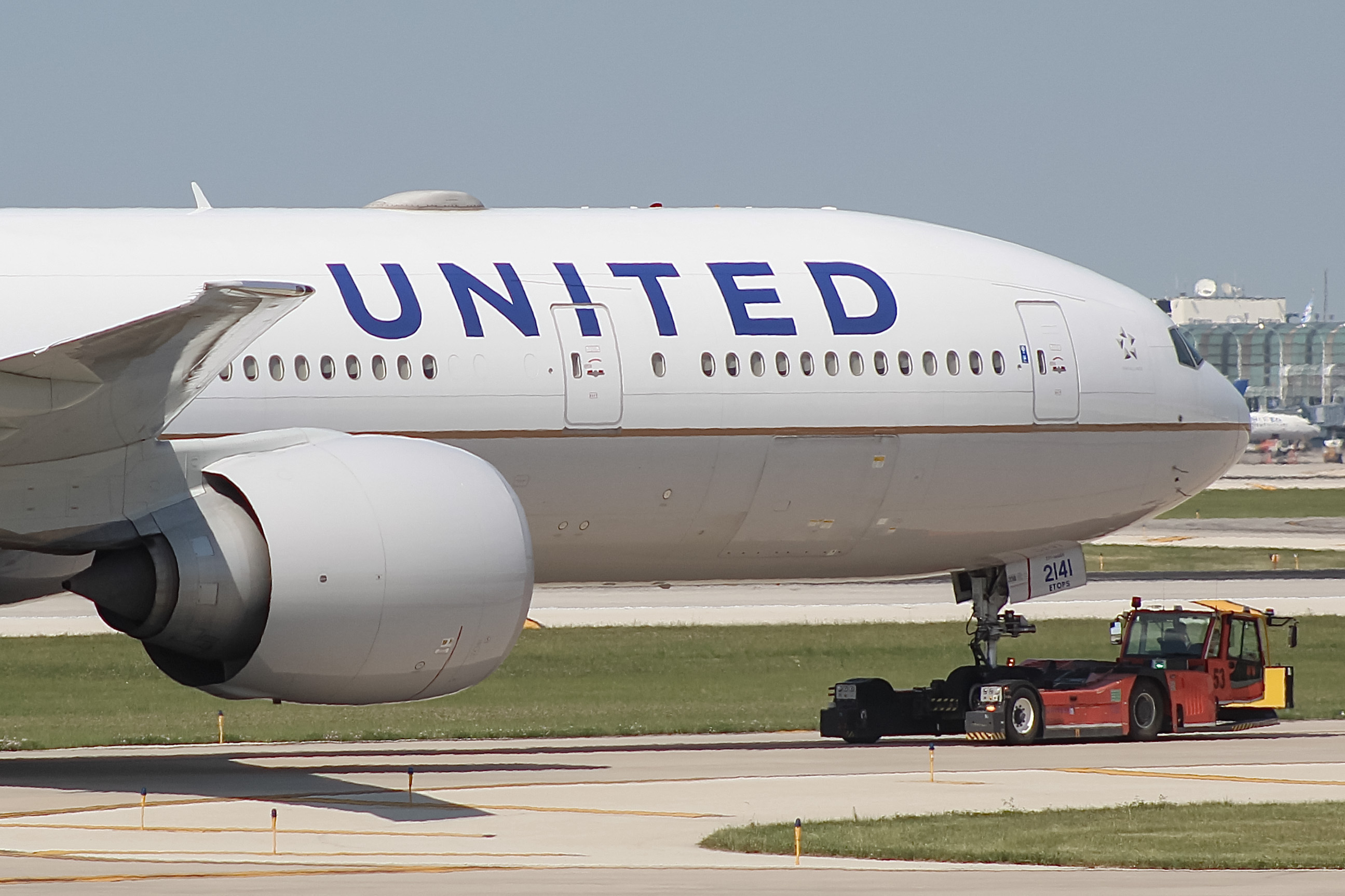 Full size: United Airlines Boeing 777-300ER N2341U at Chicago O'Hare International Airport
