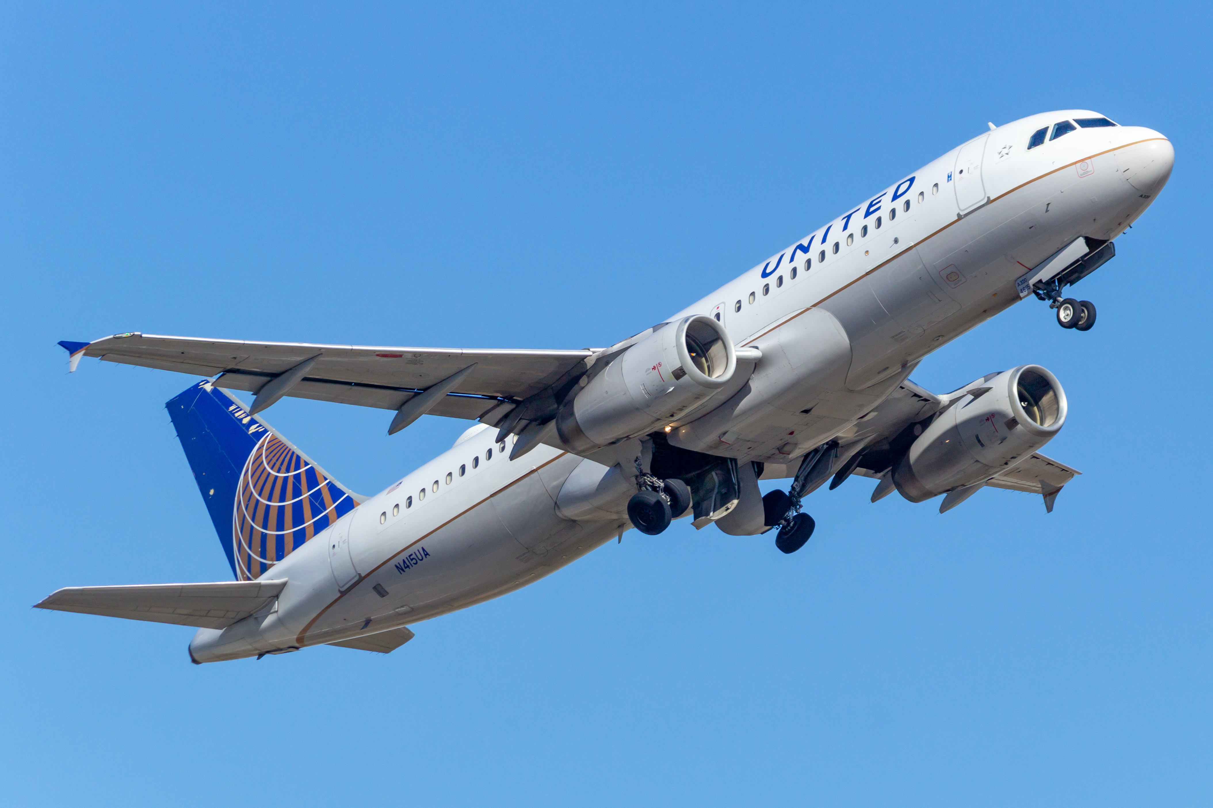 Full size: United Airlines Airbus A320 N415UA at Houston-George Bush Intercontinental Airport
