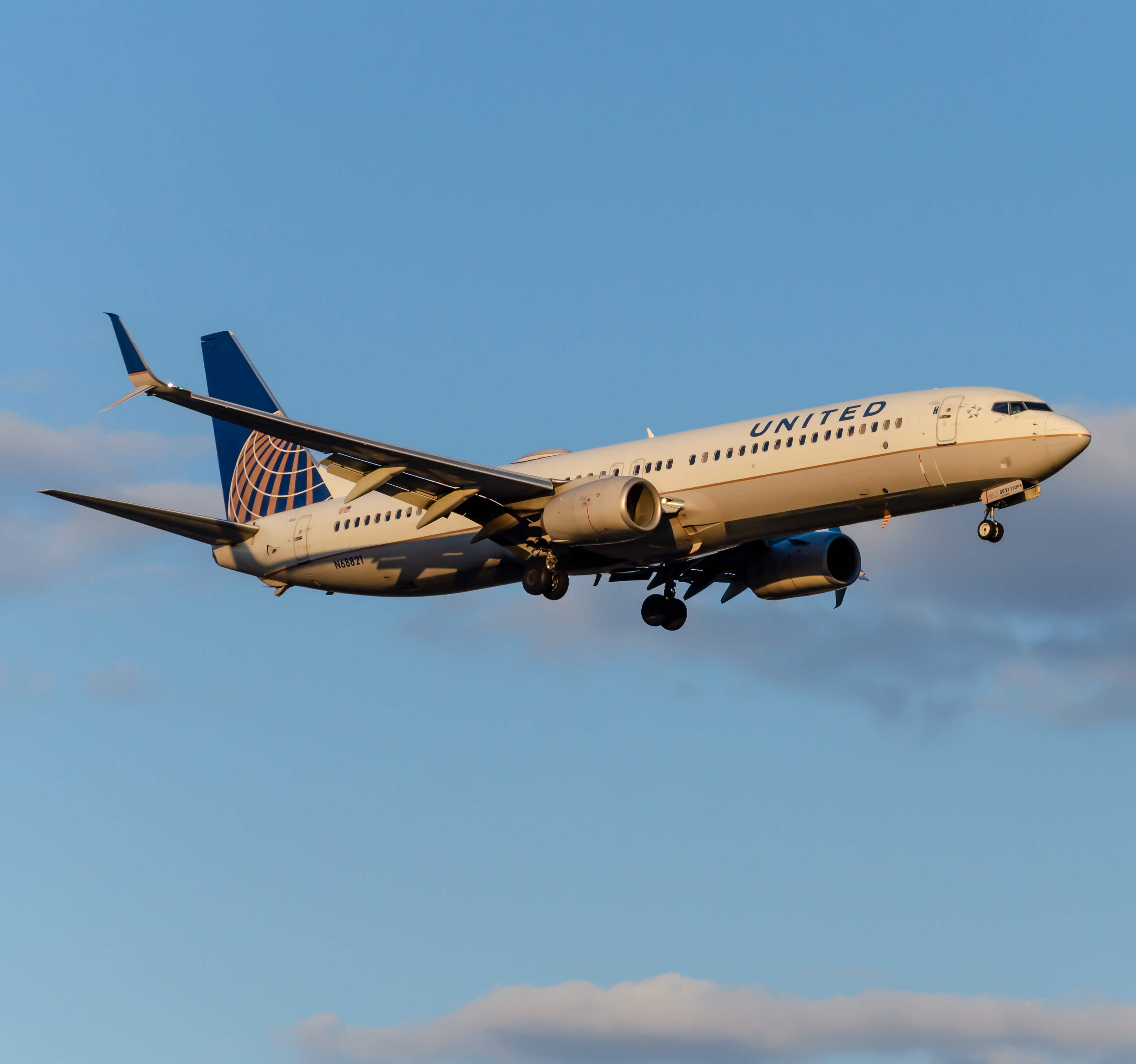 Full size: United Airlines Boeing 737-900ER N68821 at Newark Liberty International Airport