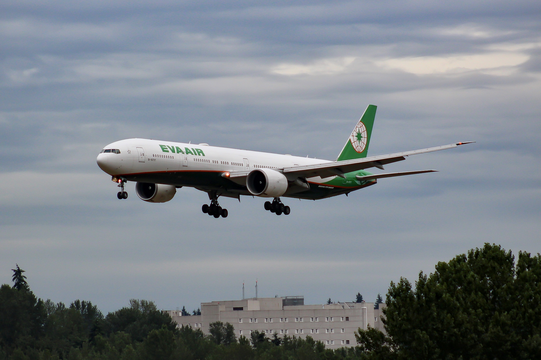 Full size: EVA Air Boeing 777-300ER B-16717 at Seattle-Tacoma International Airport