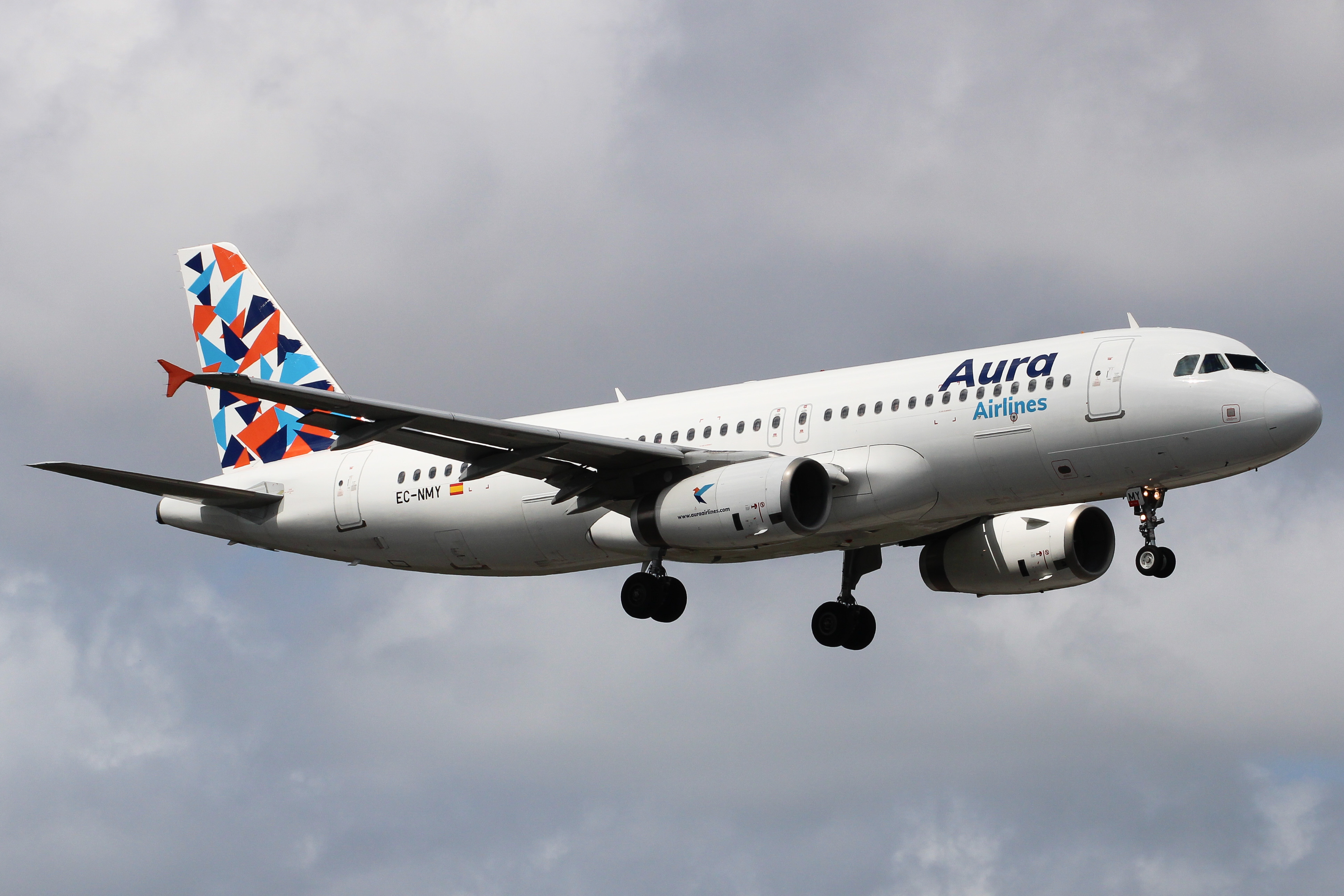 Full size: Aura Airlines  Airbus A320 EC-NMY at Miami International Airport