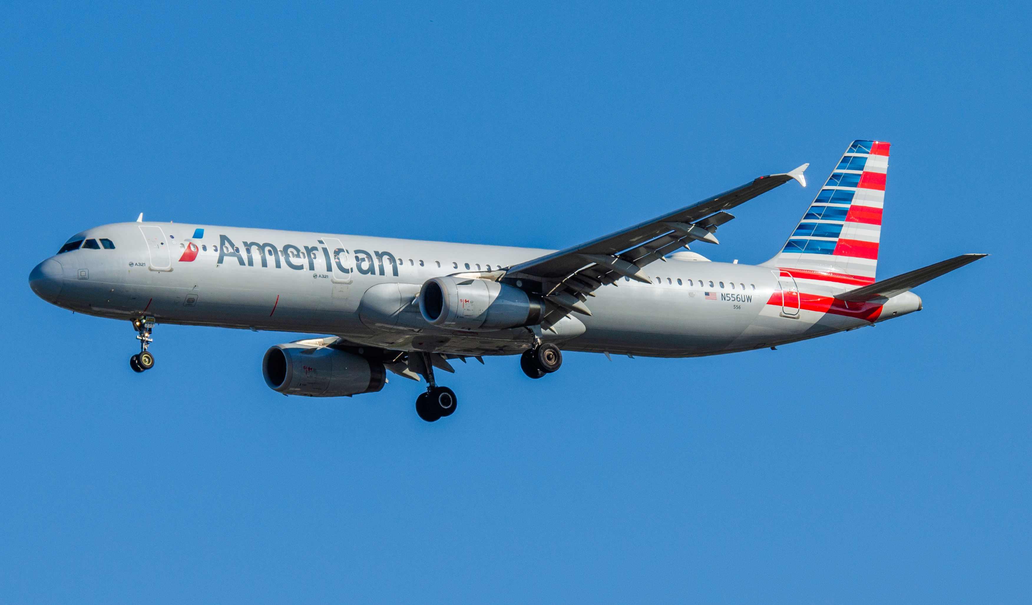 Full size: American Airlines Airbus A321-200 N556UW at Newark Liberty International Airport