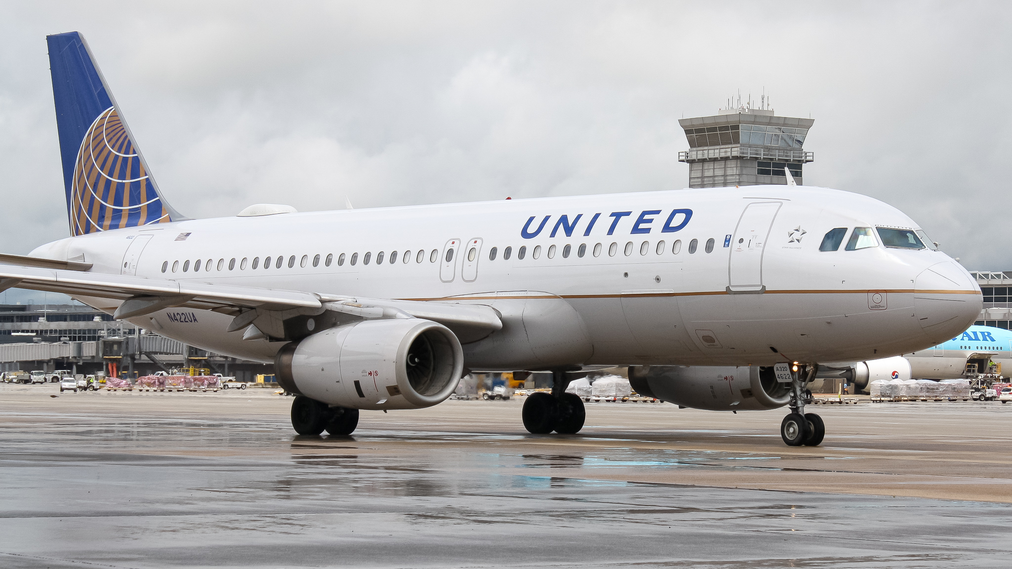 Full size: United Airlines Airbus A320 N422UA at Washington Dulles International Airport