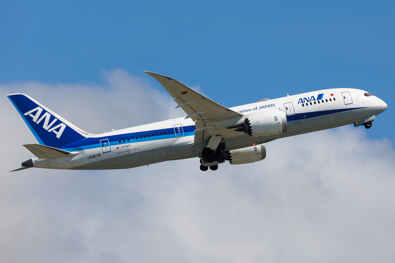 Full size: All Nippon Airways Boeing 787-8 JA807A at Hong Kong International Airport