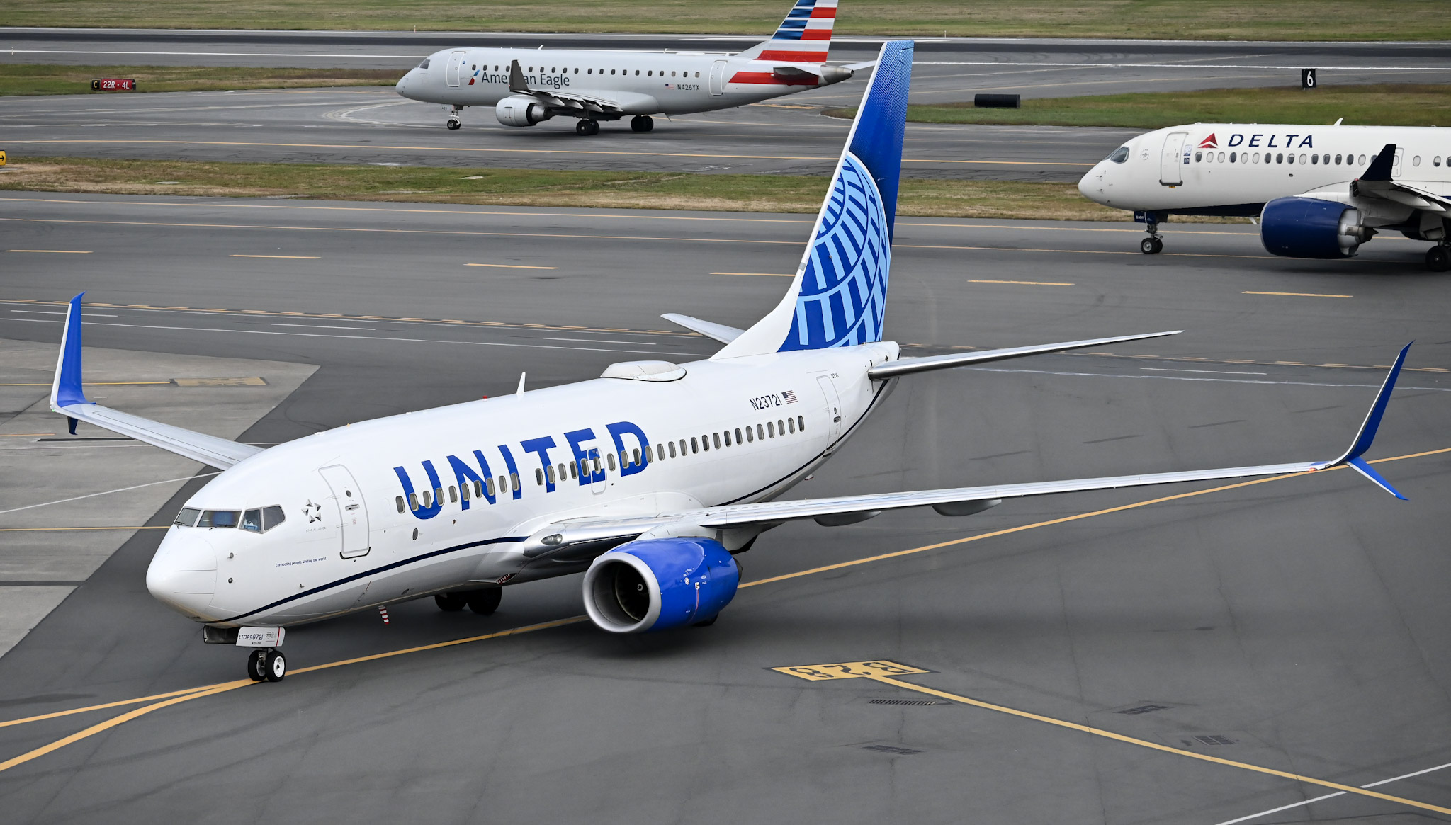Full size: United Airlines Boeing 737-700 N23721 at General Edward Lawrence Logan International Airport