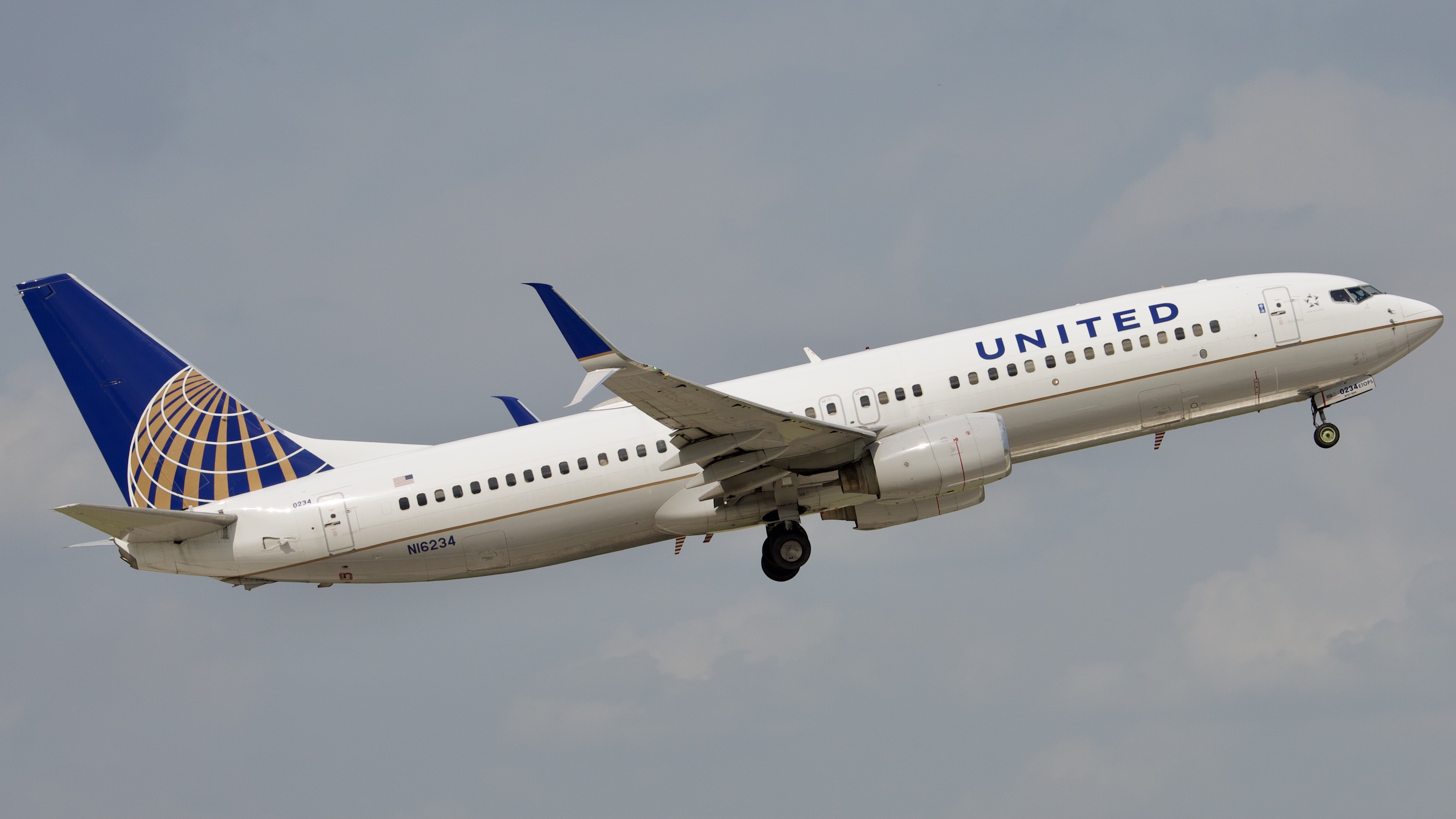 Full size: United Airlines Boeing 737-800 N16234 at Houston-George Bush Intercontinental Airport