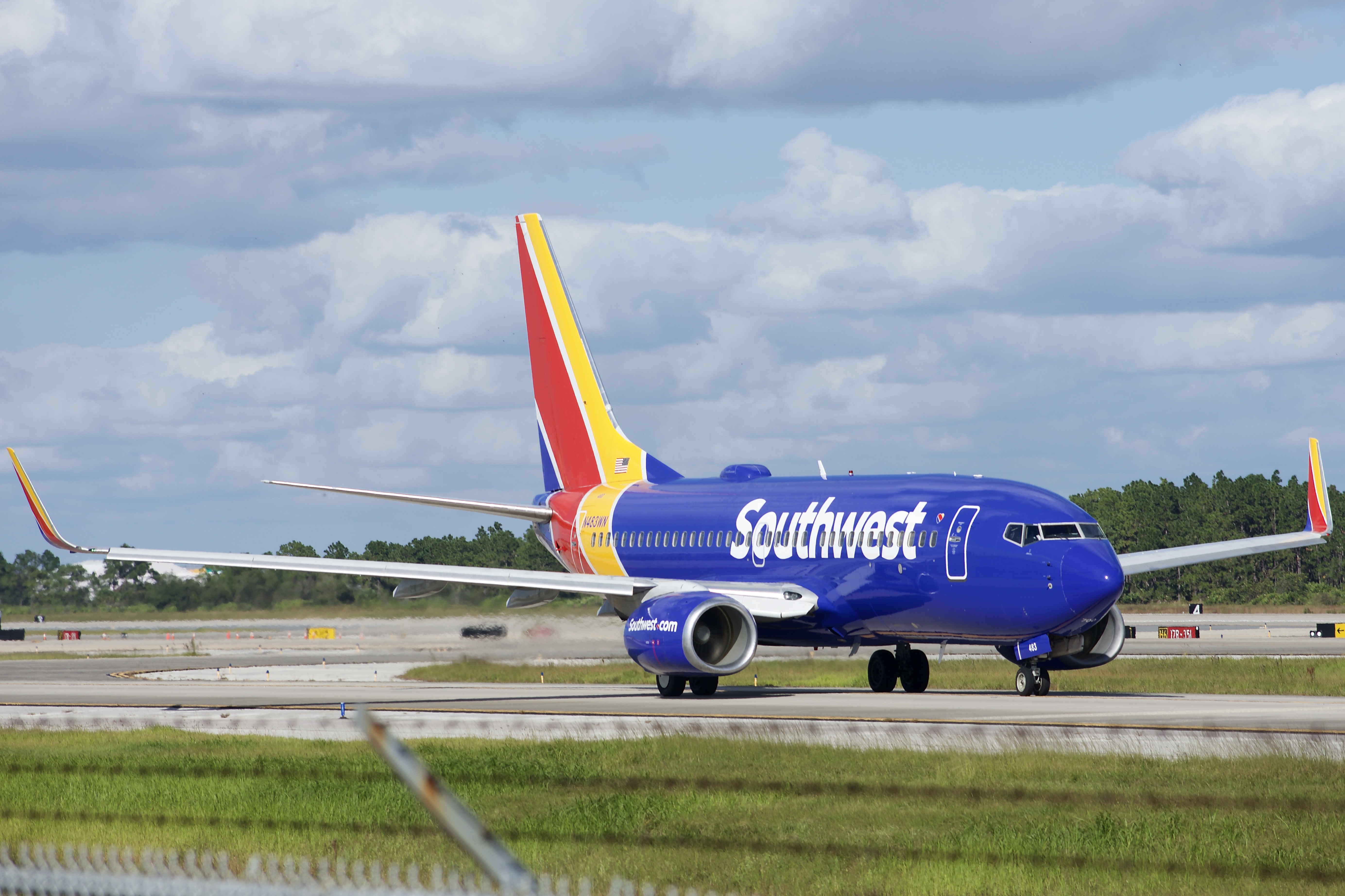 Full size: Southwest Airlines Boeing 737-700 N483WN at Orlando International Airport