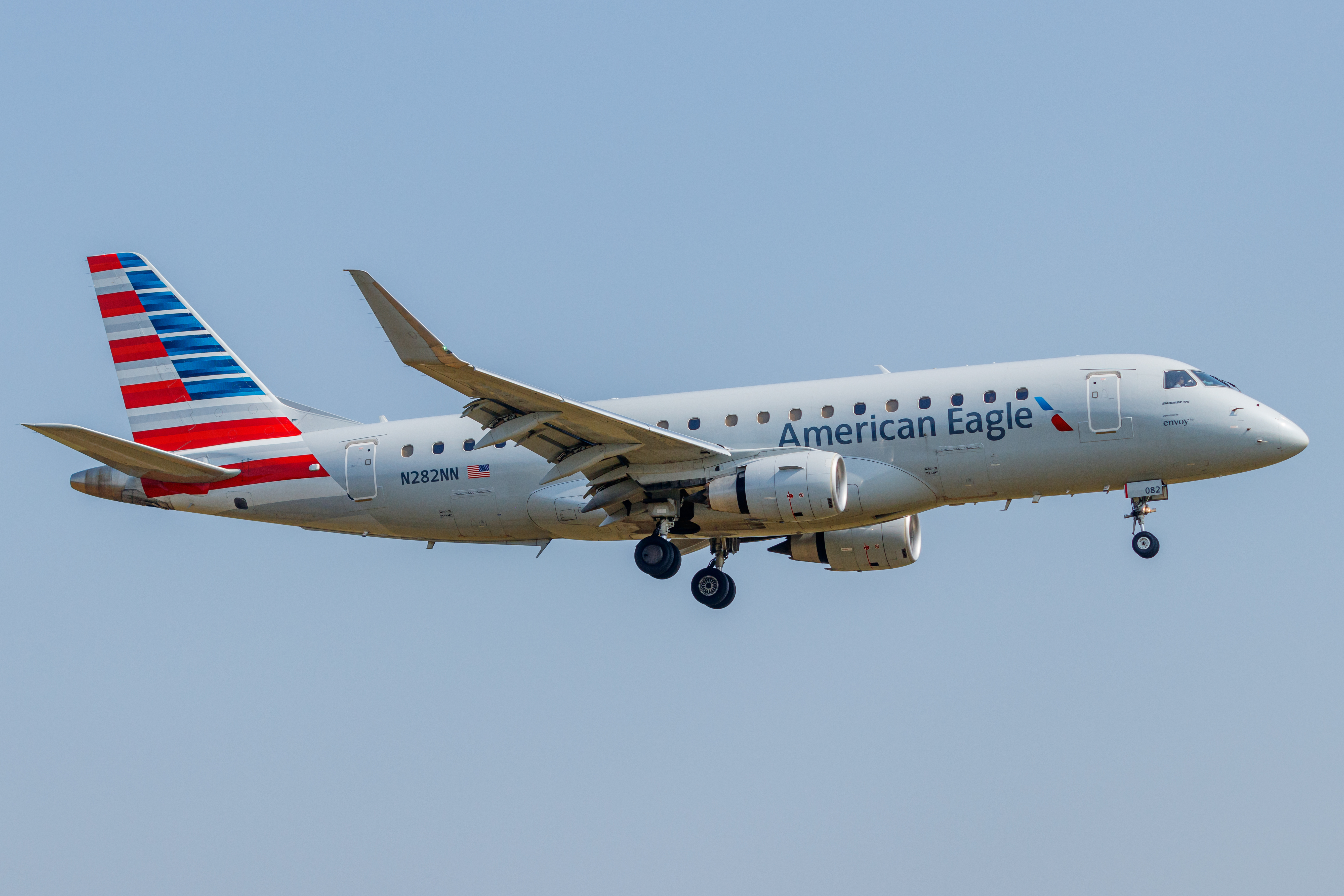 Full size: American Eagle ERJ175 N282NN at Pensacola International Airport