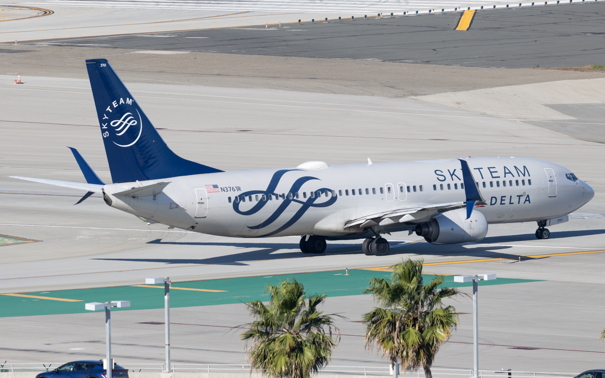 Full size: Delta Airlines Boeing 737-800 N3761R at Los Angeles International Airport