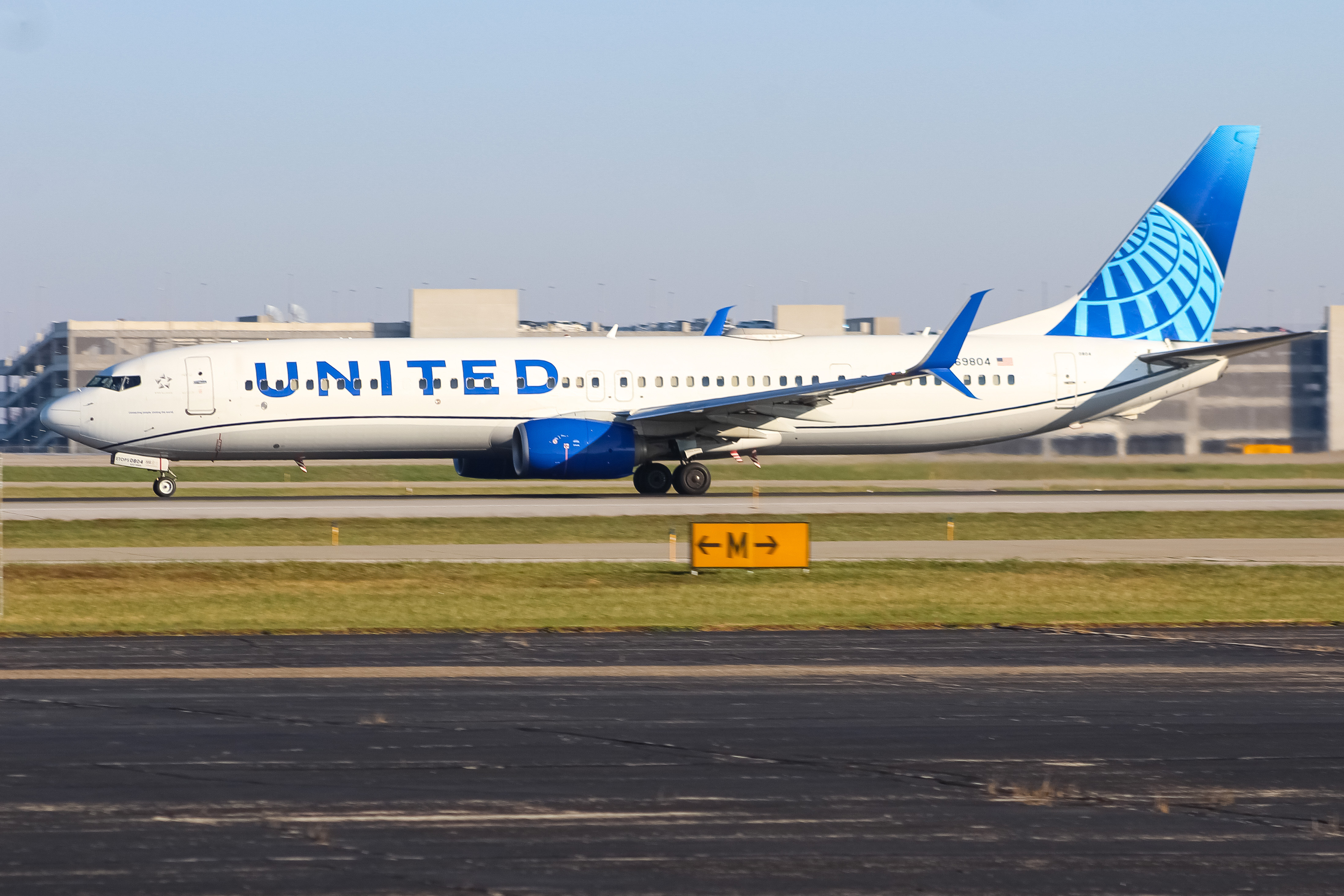 Full size: United Airlines Boeing 737-900ER N69804 at Cincinnati/Northern Kentucky International Airport