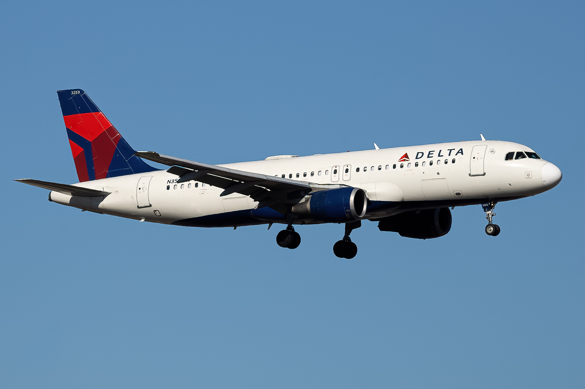 Full size: Delta Airlines Airbus A320 N353NW at Boise Air Terminal/Gowen Field