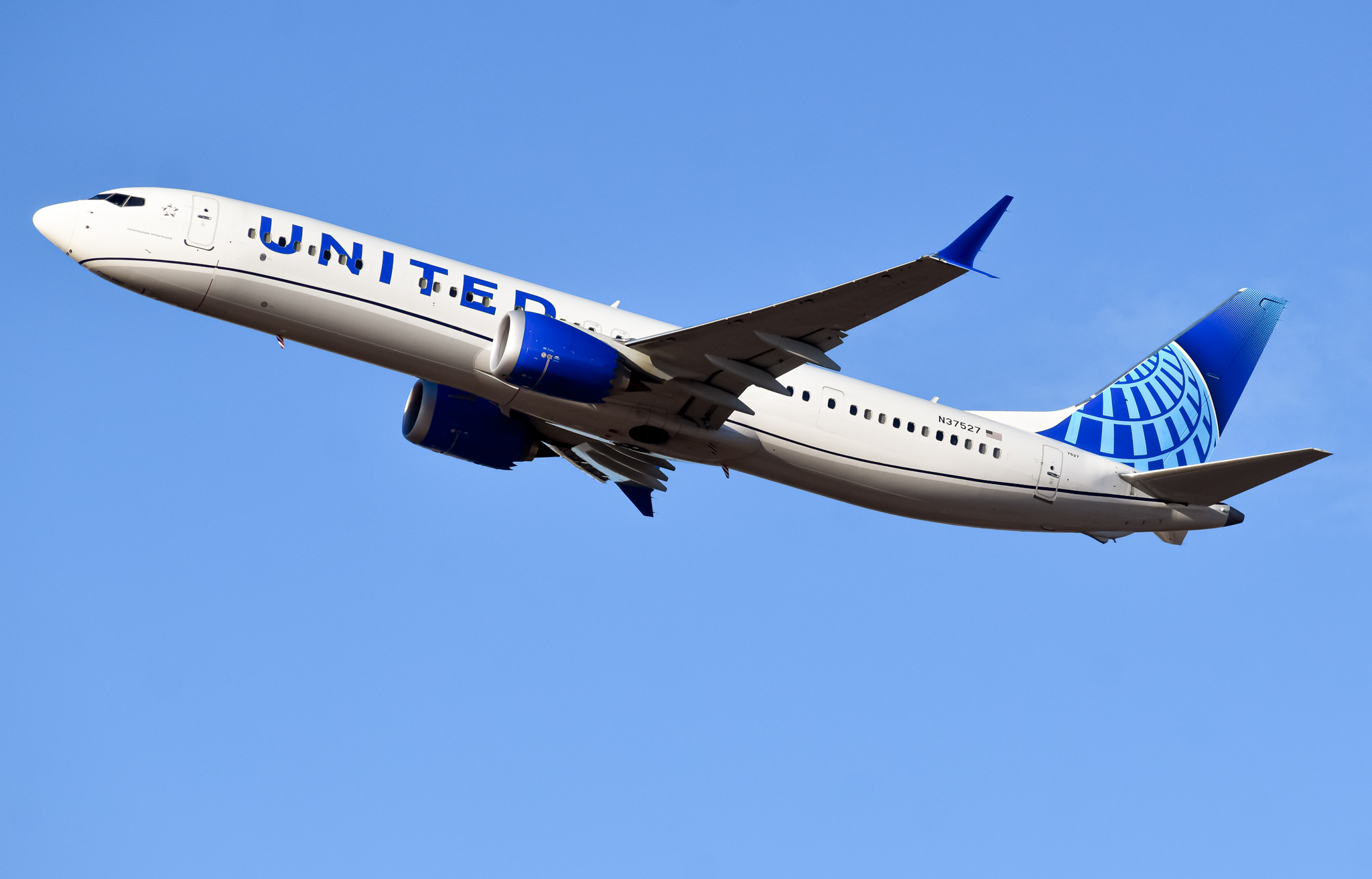 Full size: United Airlines Boeing 737 MAX 9 N37527 at Phoenix Sky Harbor International Airport