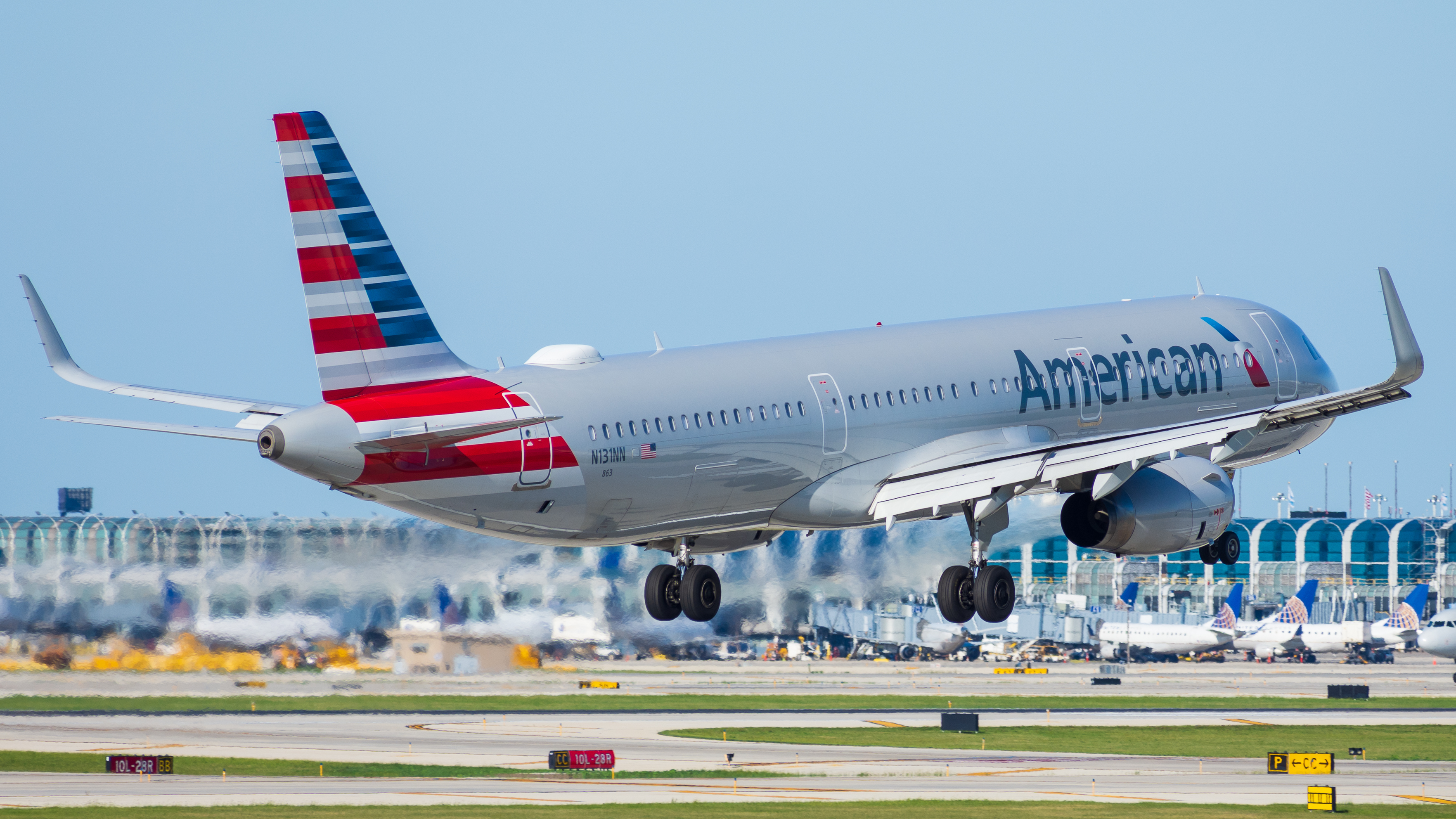 Full size: American Airlines Airbus A321-200 N131NN at Chicago O'Hare International Airport