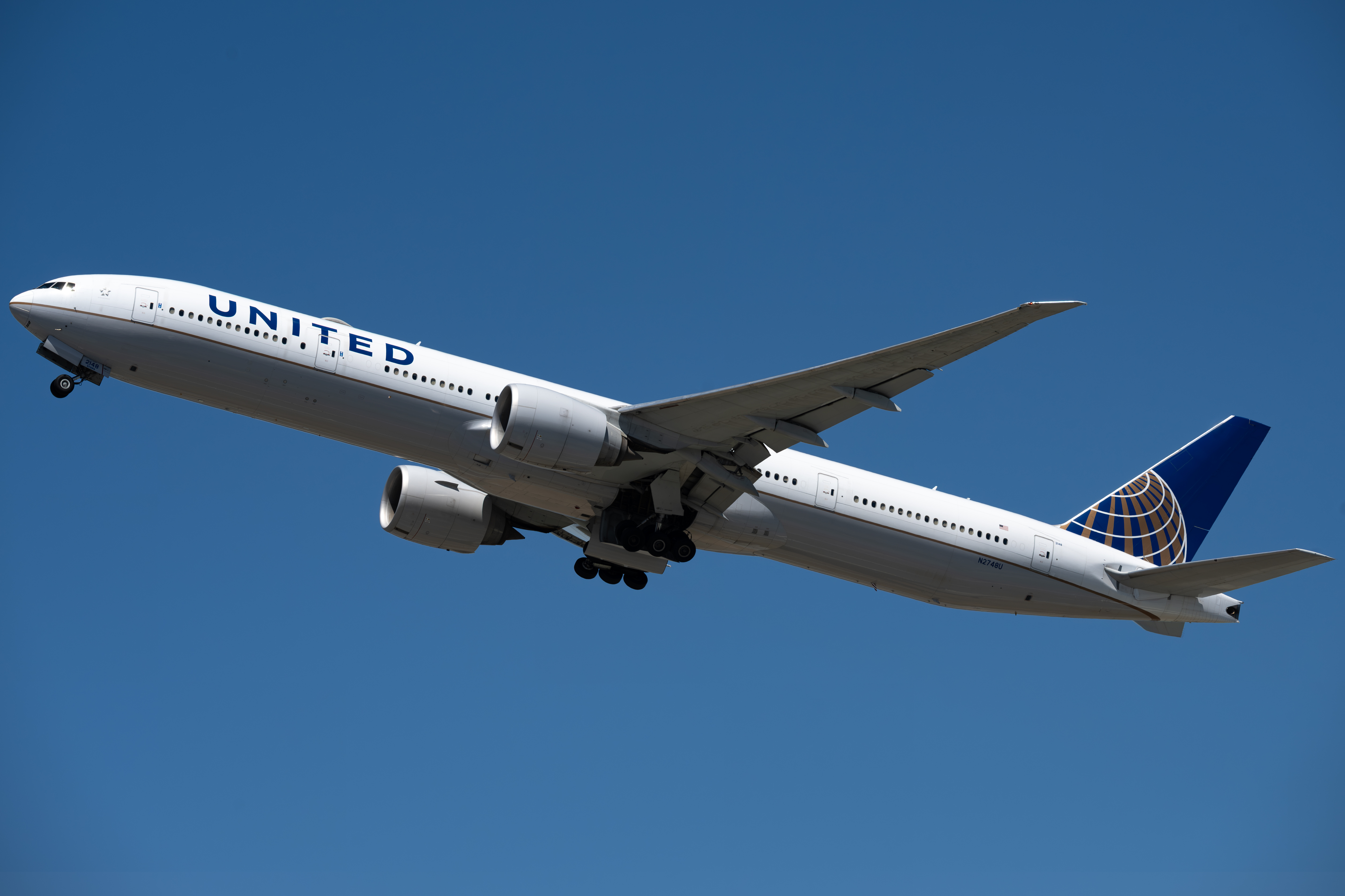 Full size: United Airlines Boeing 777-300ER N2748U at San Francisco International Airport