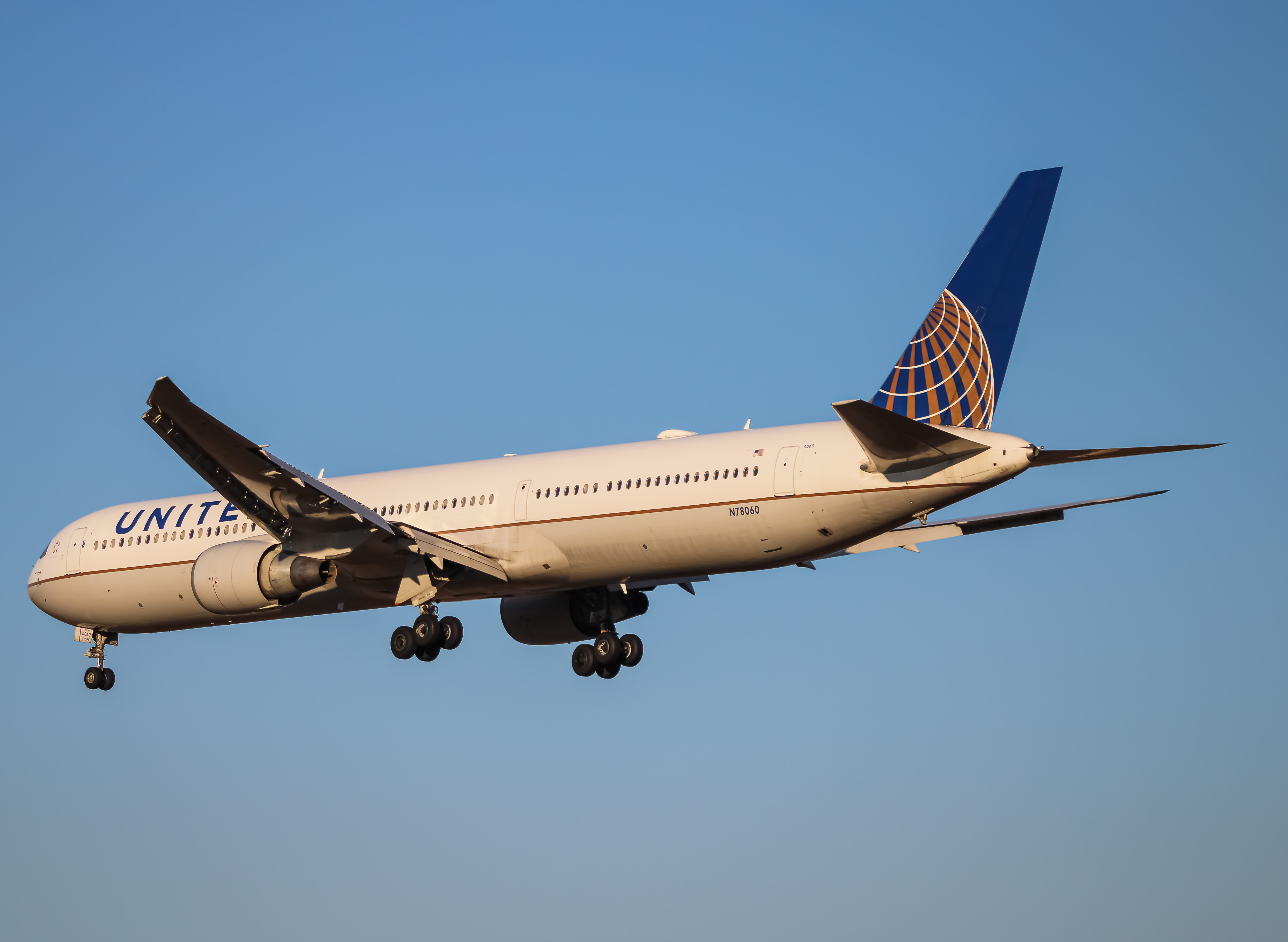 Full size: United Airlines Boeing 767-400ER N78060 at Washington Dulles International Airport