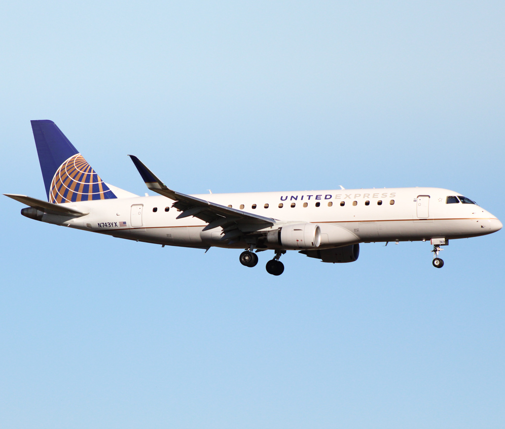 Full size: United Airlines  Embraer E175LR N743YX at Austin-Bergstrom International Airport