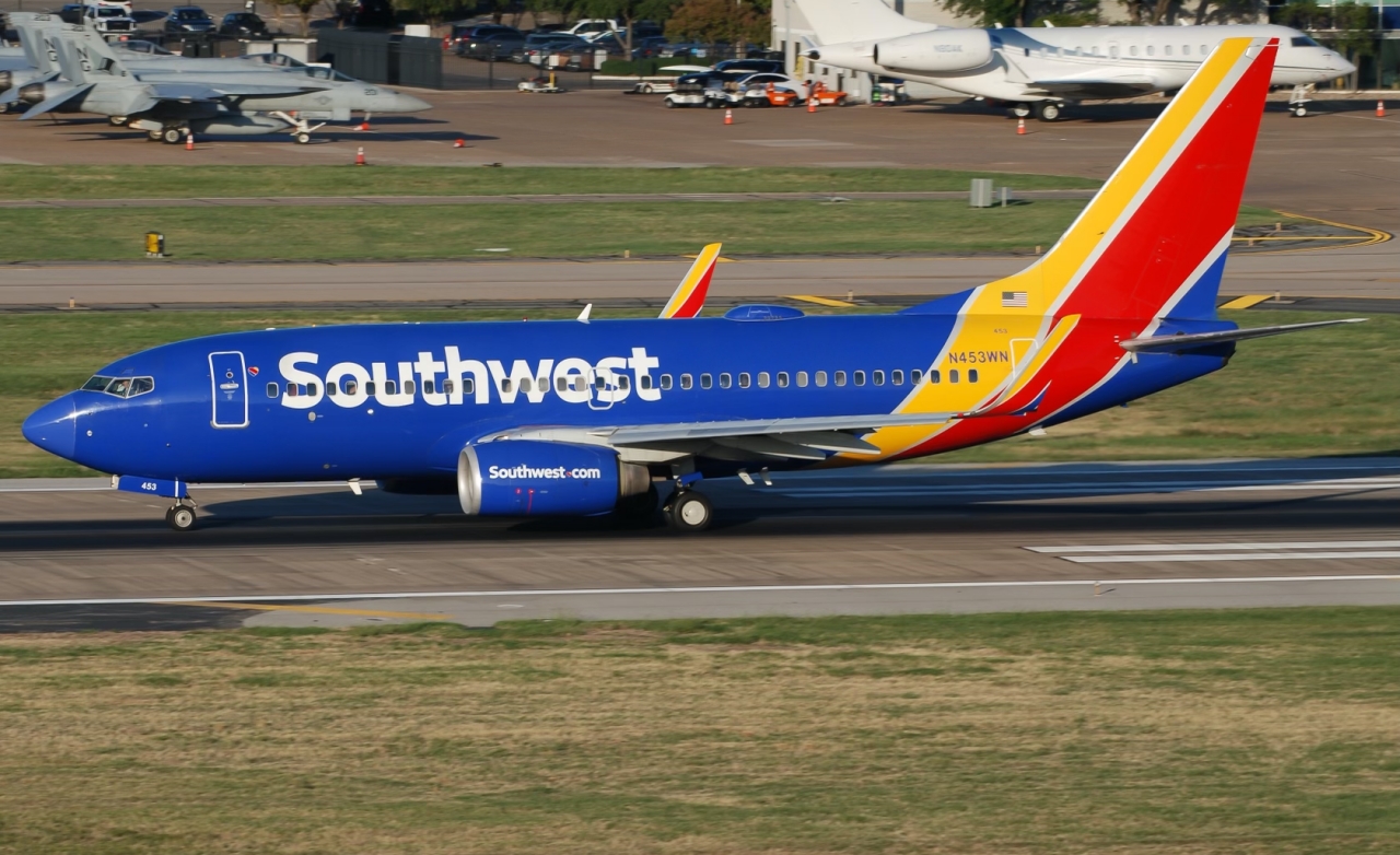 Full size: Southwest Airlines Boeing 737-700 N453WN at Dallas Love Field Airport