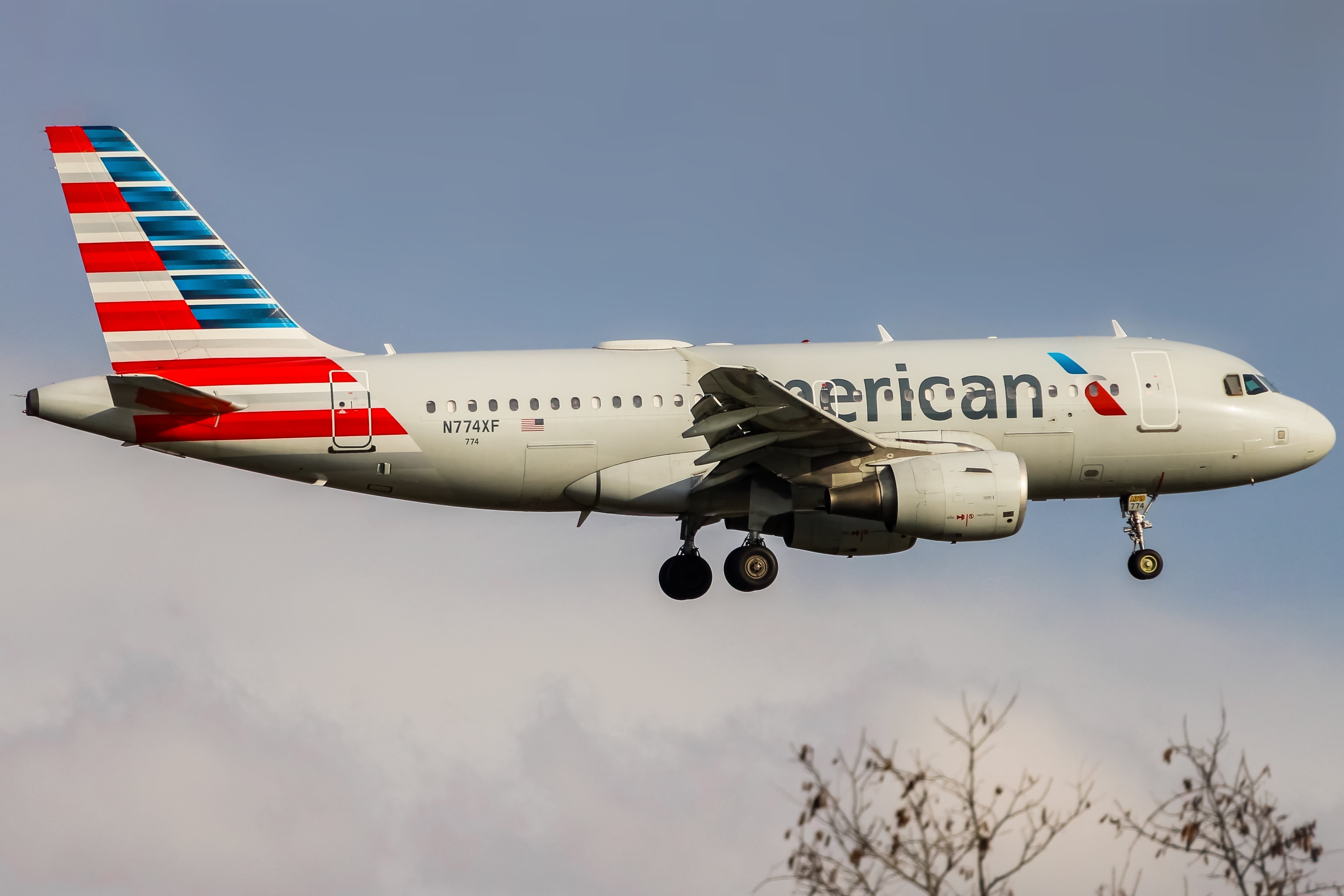 Full size: American Airlines Airbus A319 N774XF at Ronald Reagan National Airport
