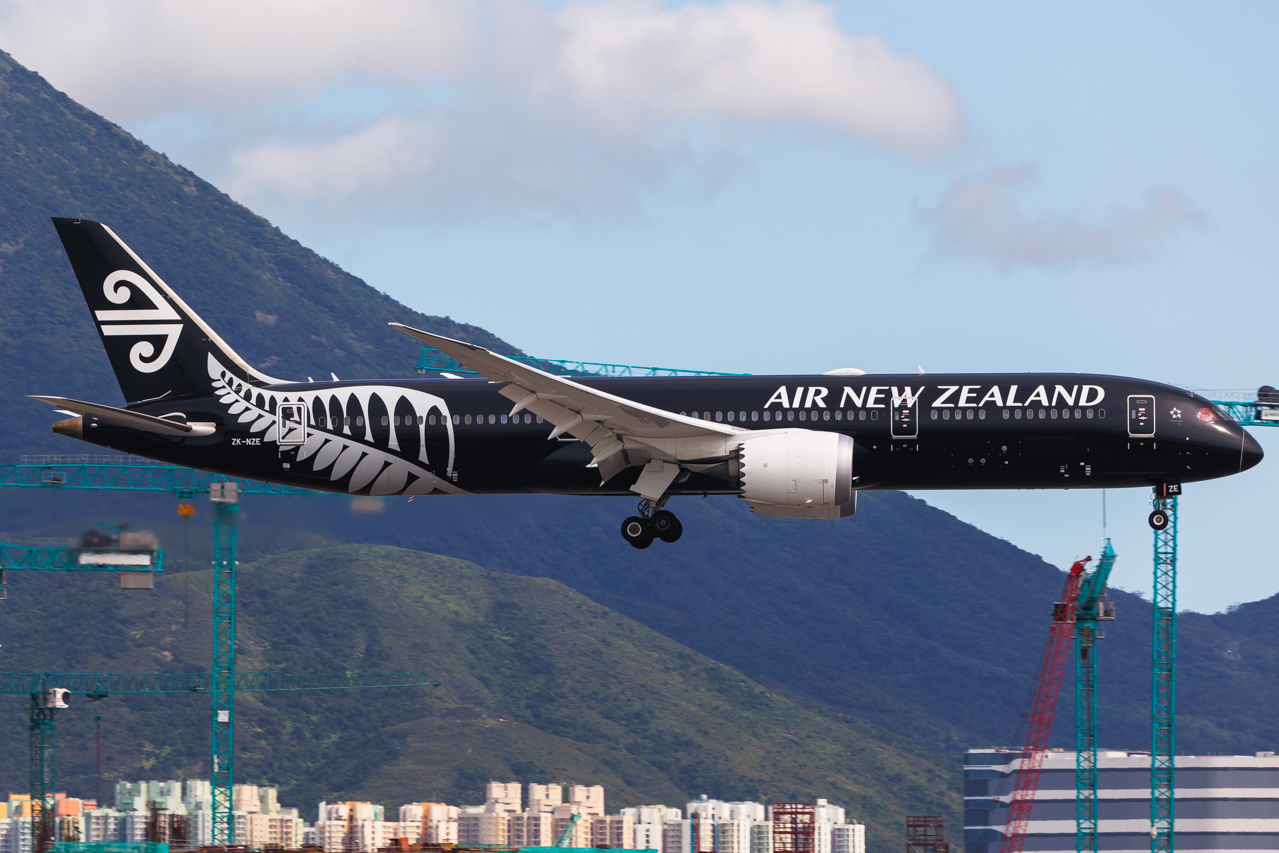 Full size: Air New Zealand Boeing 787-9 ZK-NZE at Hong Kong International Airport