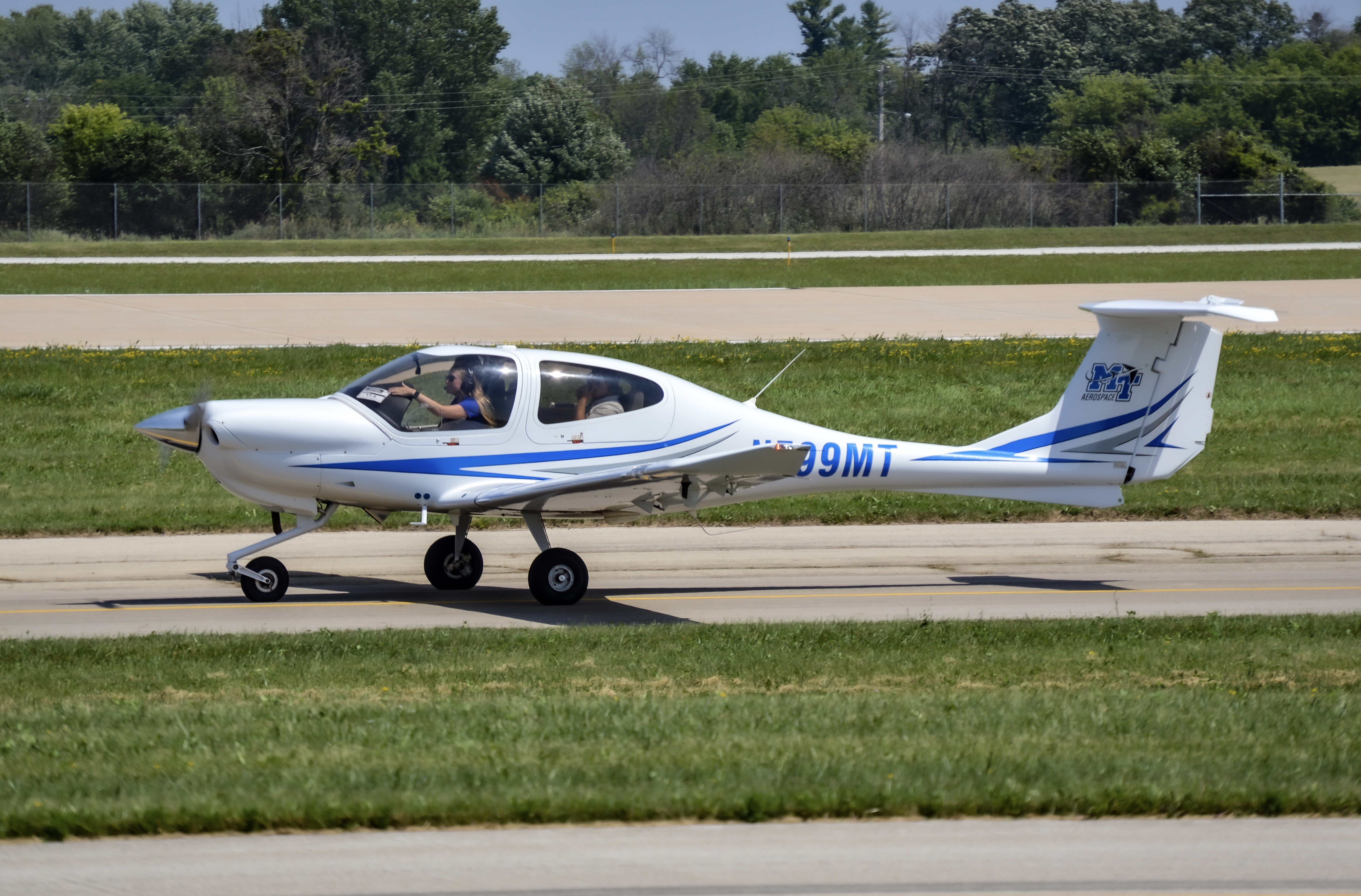 Full size: PRIVATE Diamond DA-40 N599MT at Wittman Regional Airport