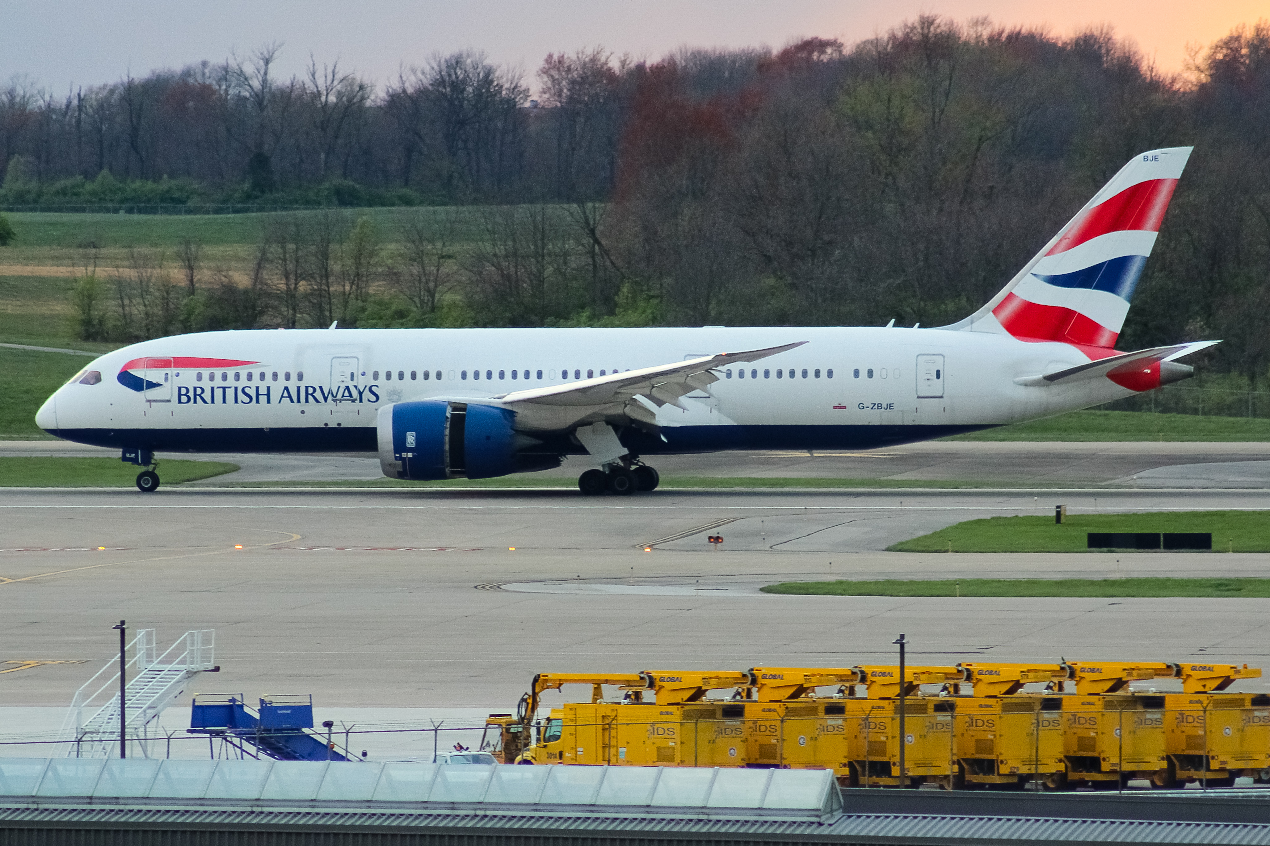 Full size: British Airways Boeing 787-8 G-ZBJE at Cincinnati/Northern Kentucky International Airport