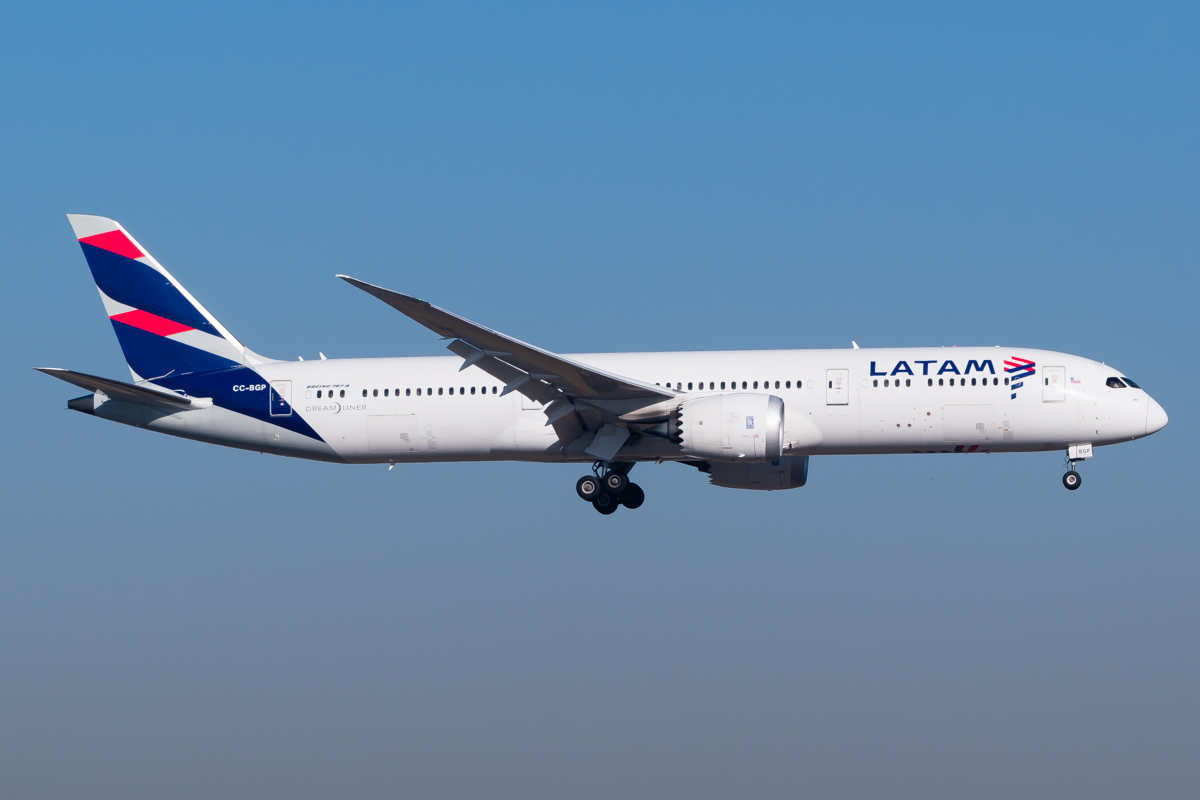 Full size: LATAM Boeing 787-9 CC-BGP at Mexico City International Airport