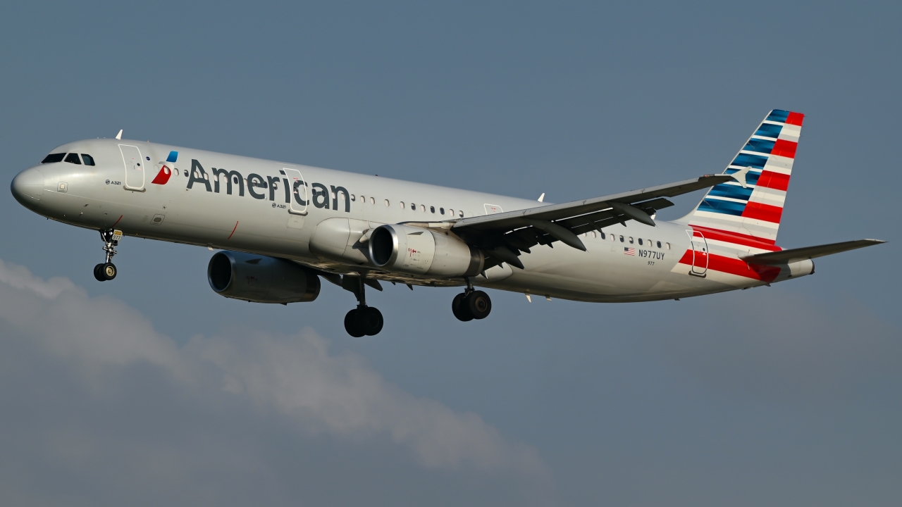 Full size: American Airlines Airbus A321-200 N977UY at Dallas-Fort Worth International Airport