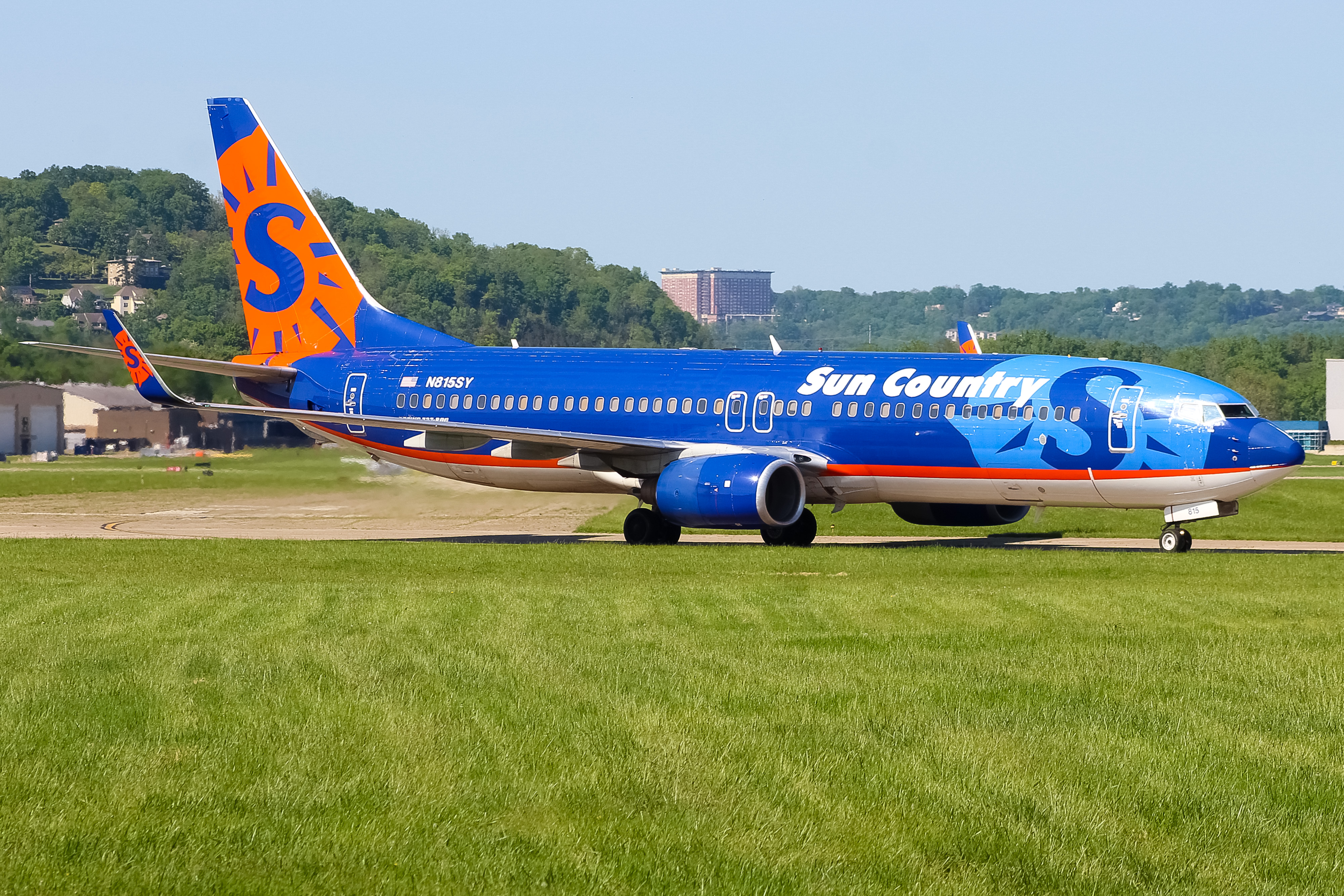 Full size: Sun Country Airlines Boeing 737-800 N815SY at Cincinnati Municipal Airport/Lunken Field