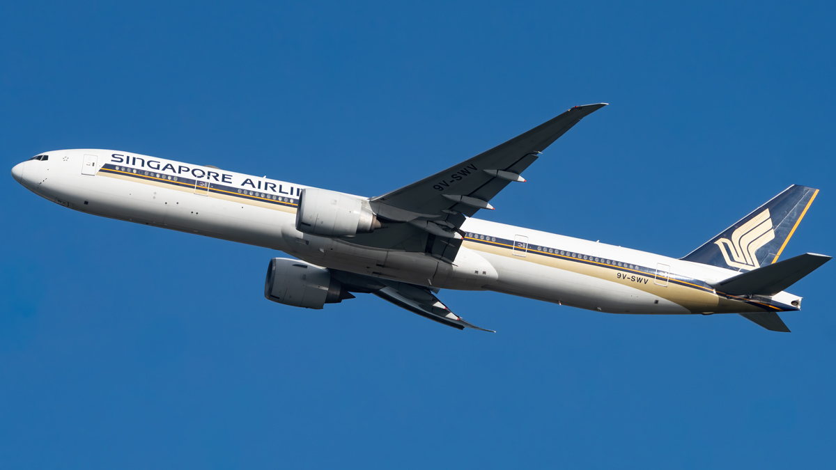 Full size: Singapore Airlines Boeing 777-300ER 9V-SWV at London Heathrow International Airport