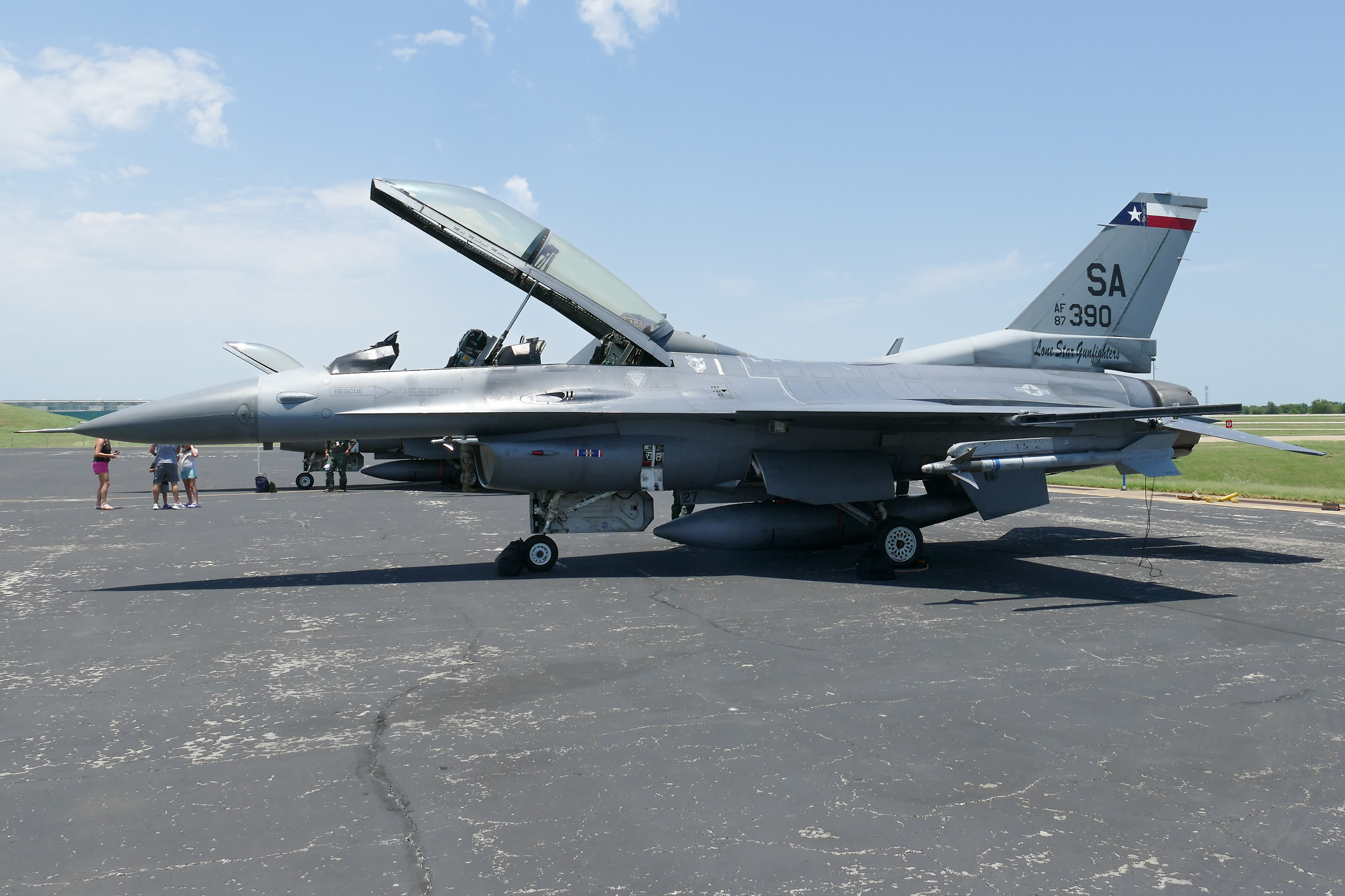 Full size: USAF - United States Air Force General Dynamics F-16 Fighting Falcon 87-0390 at Austin-Bergstrom International Airport