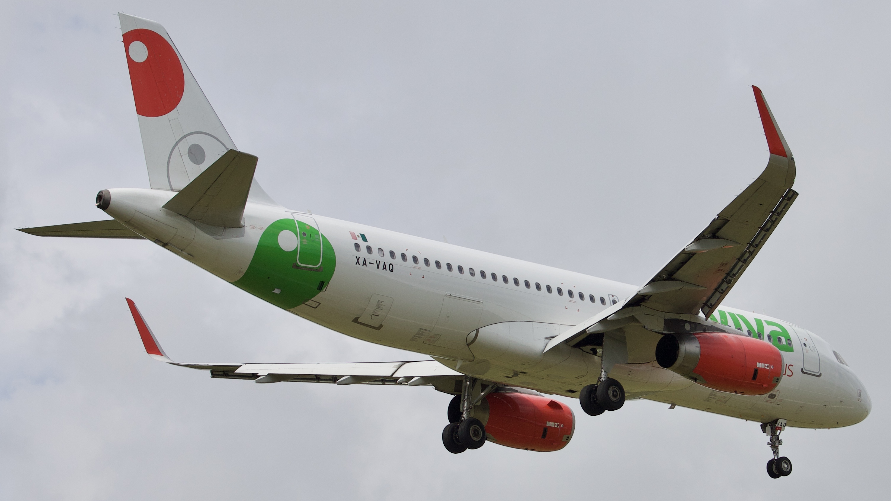 Full size: VivaAerobus Airbus A320 XA-VAQ at Houston-George Bush Intercontinental Airport