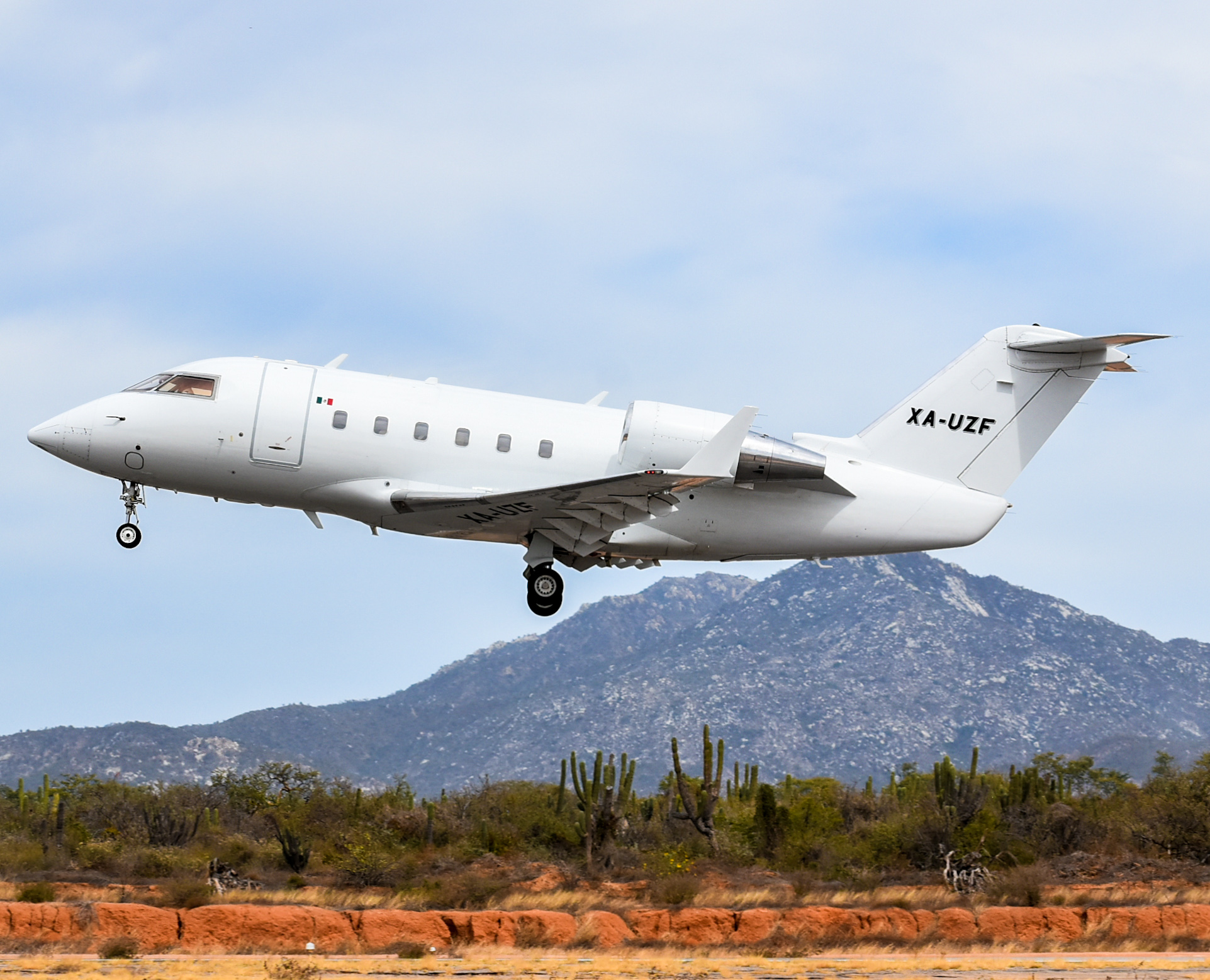 Full size: PRIVATE Bombardier Challenger 604 XA-UZF at Aeropuerto de Cabo San Lucas Internacional