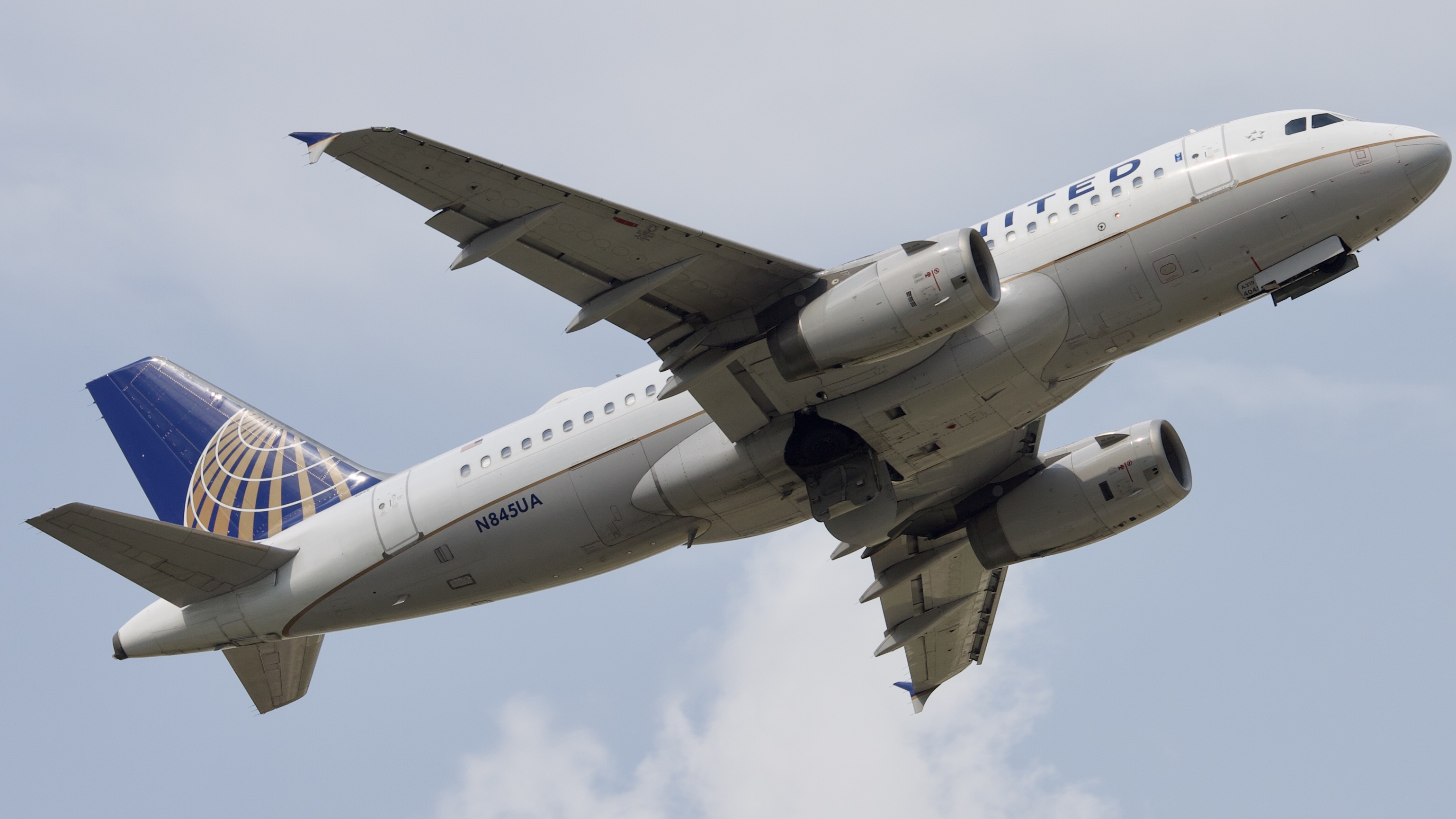 Full size: United Airlines Airbus A320 N845UA at Houston-George Bush Intercontinental Airport