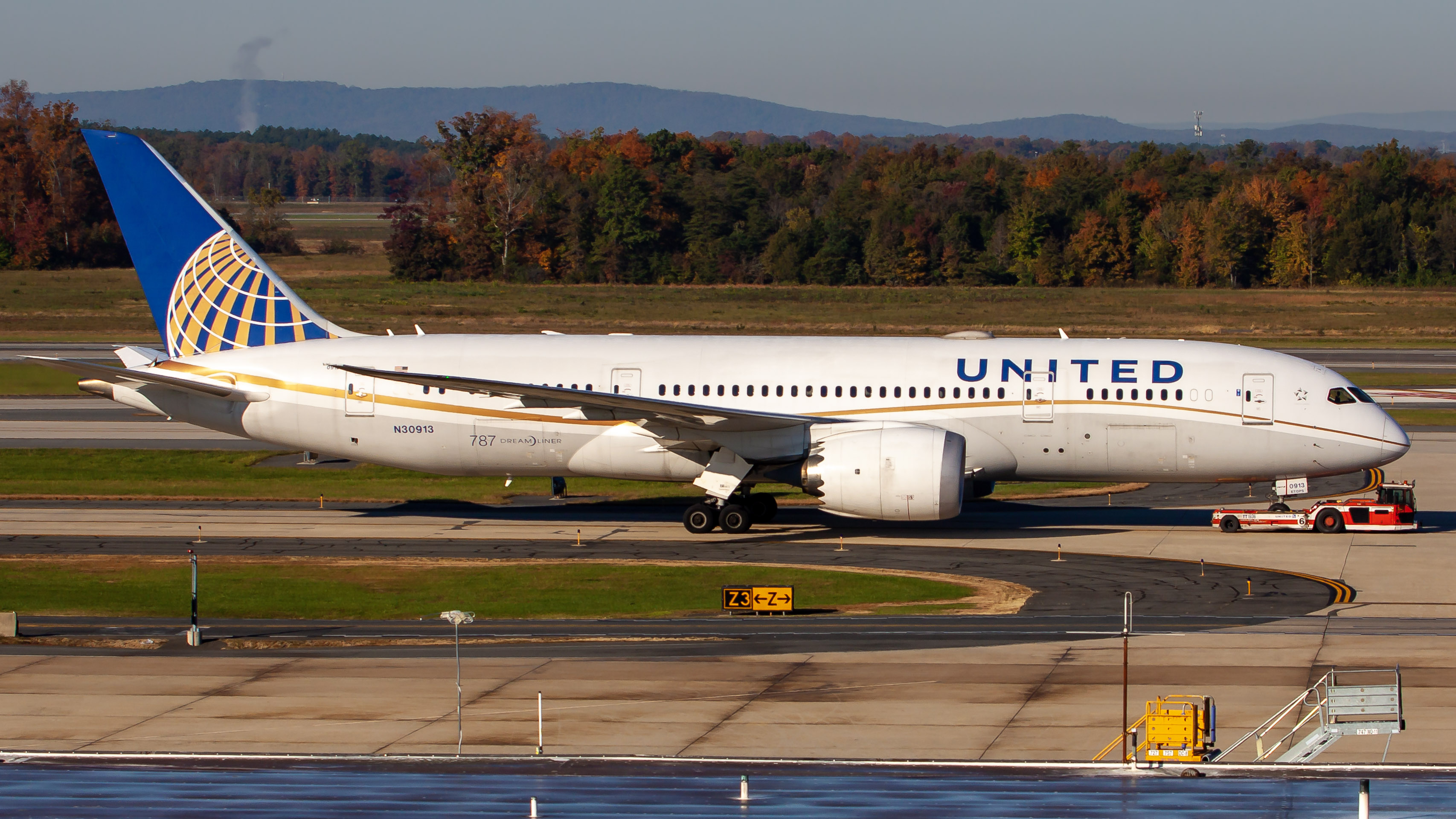 Full size: United Airlines Boeing 787-8 N30913 at Washington Dulles International Airport