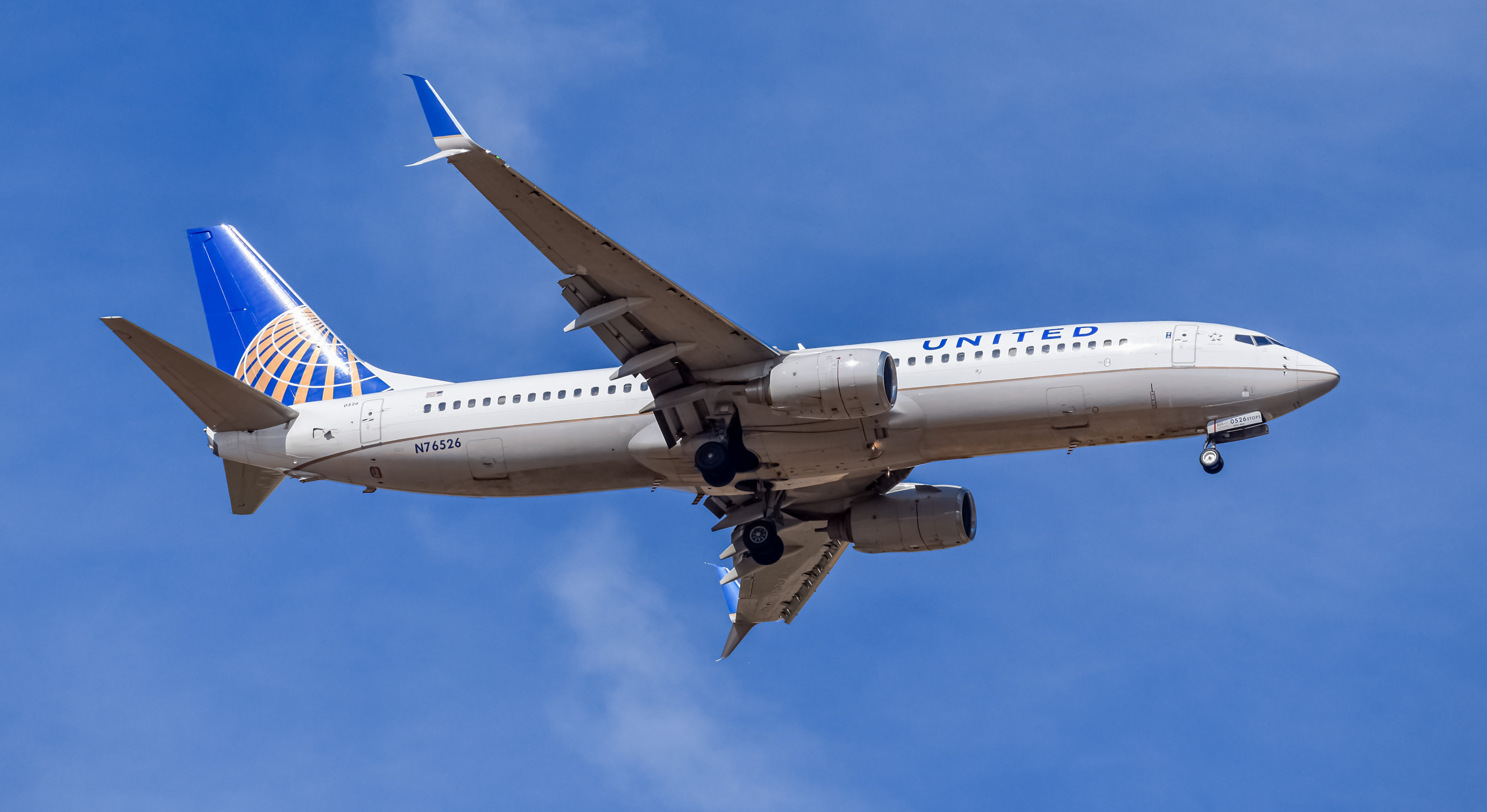 Full size: United Airlines Boeing 737-800 N76526 at Denver International Airport