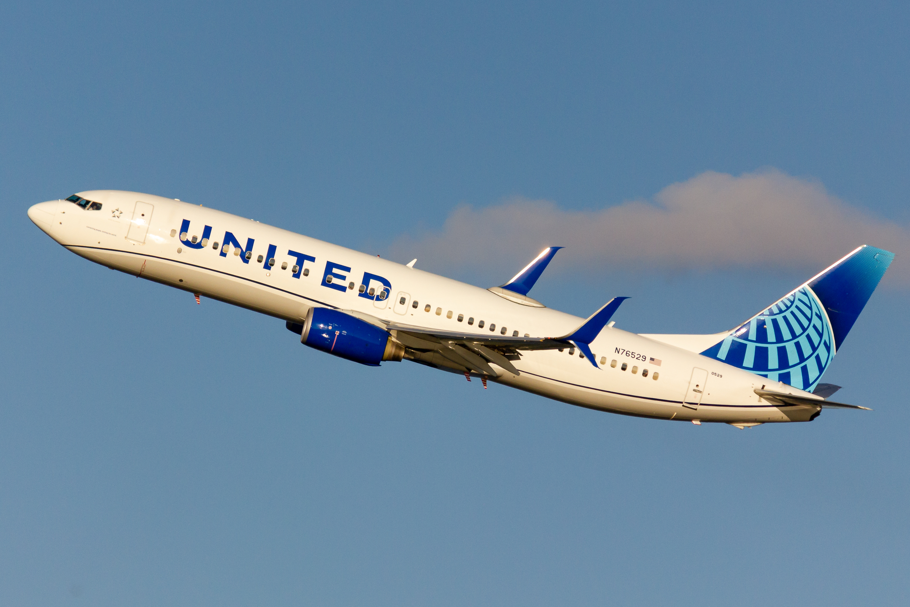 Full size: United Airlines Boeing 737-800 N76529 at Ronald Reagan National Airport