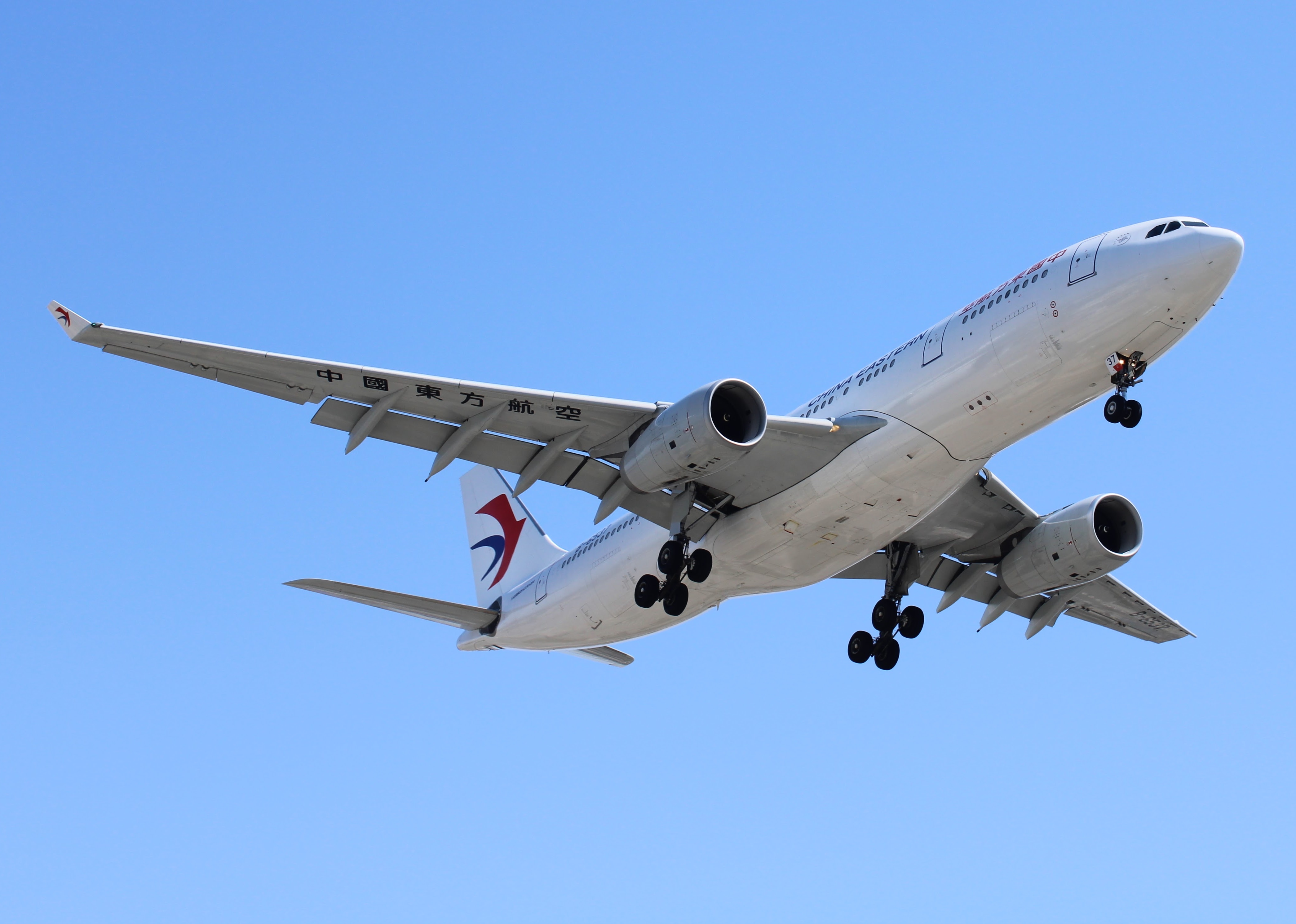 Full size: China Eastern Airlines Airbus A330-200 B-6537 at Los Angeles International Airport